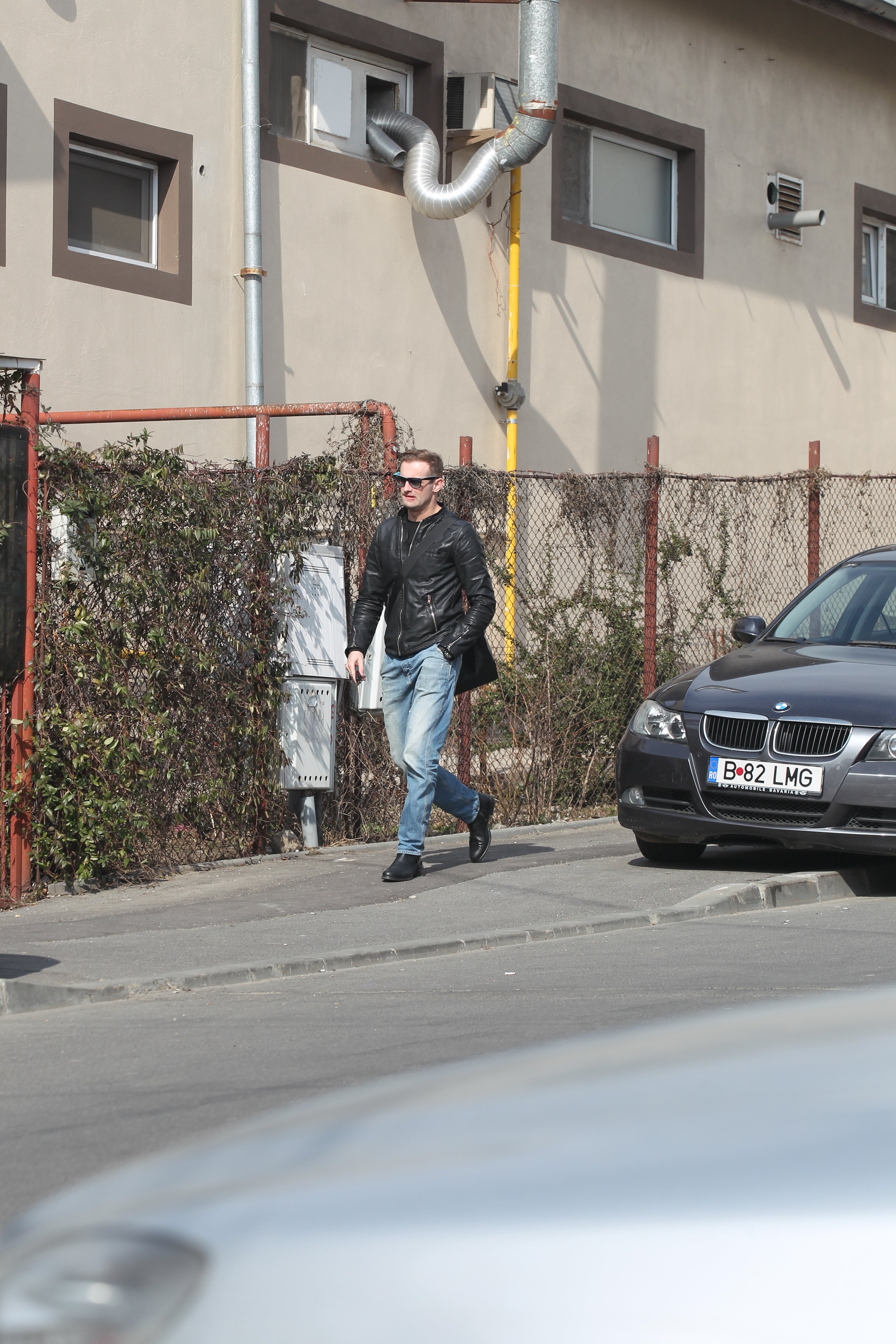 Sorin isi petrece toata ziua la studioul de inregistrari al lui Marius Moga