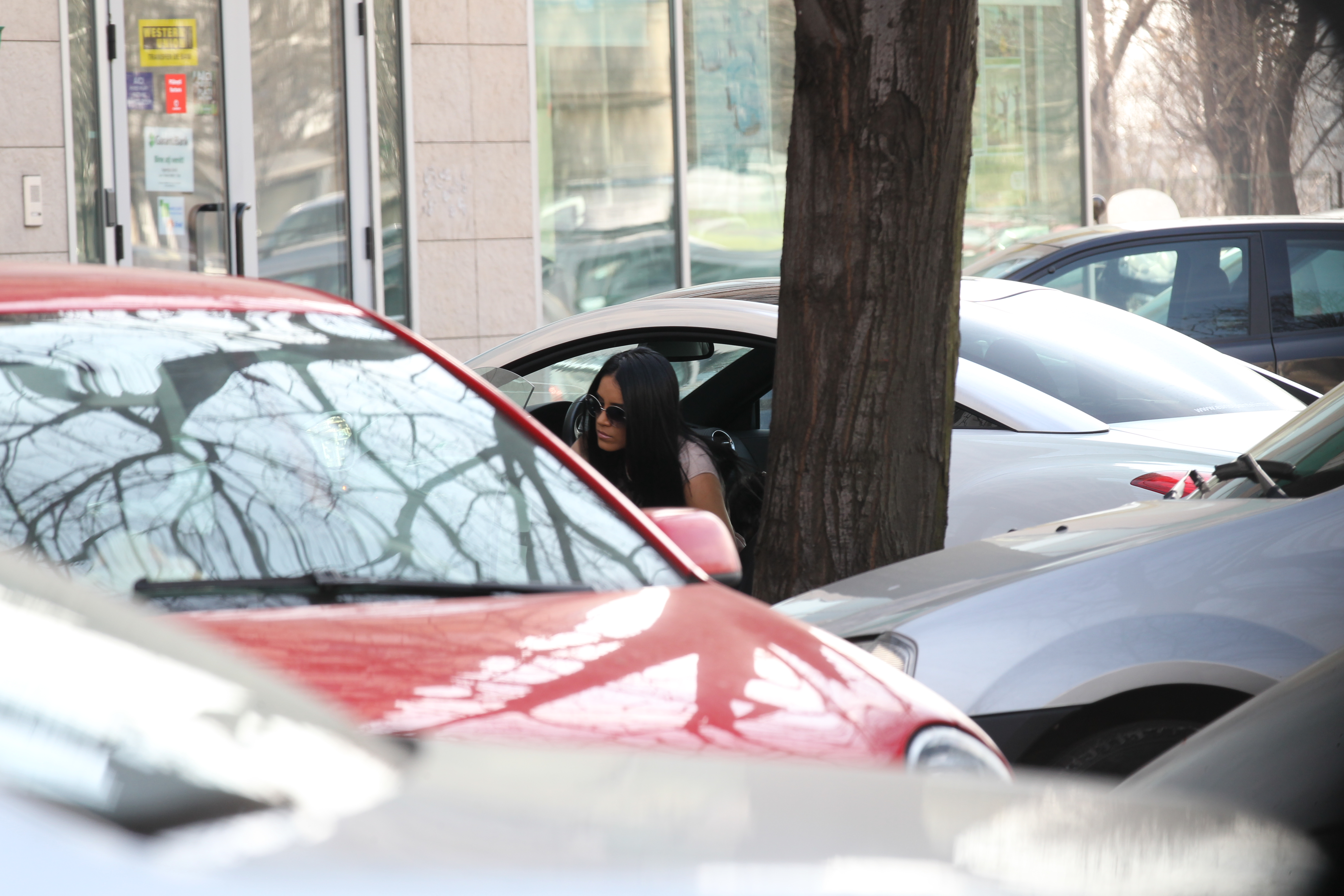 Bruneta ne simte neputincioasa daca nu are masina