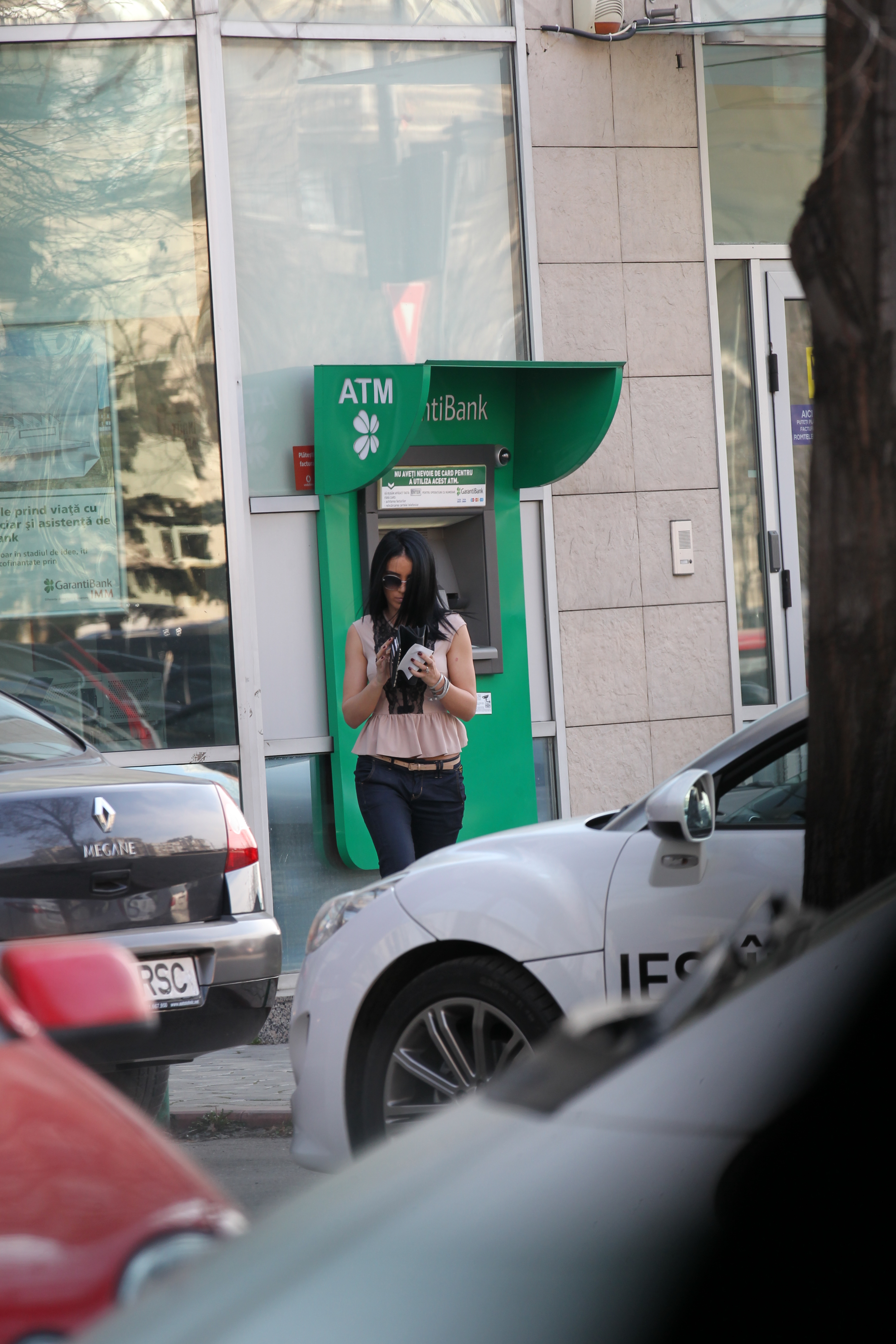 Adelina face prima oprire la un bancomat, pentru a-si verifica contul