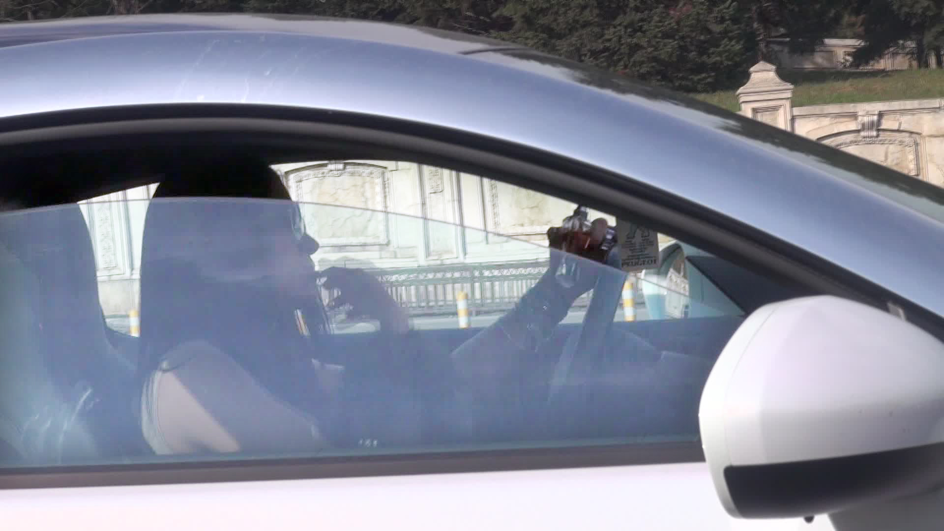 Prezentatoarea TV nu pleaca pana nu-si improspateaza parfumul