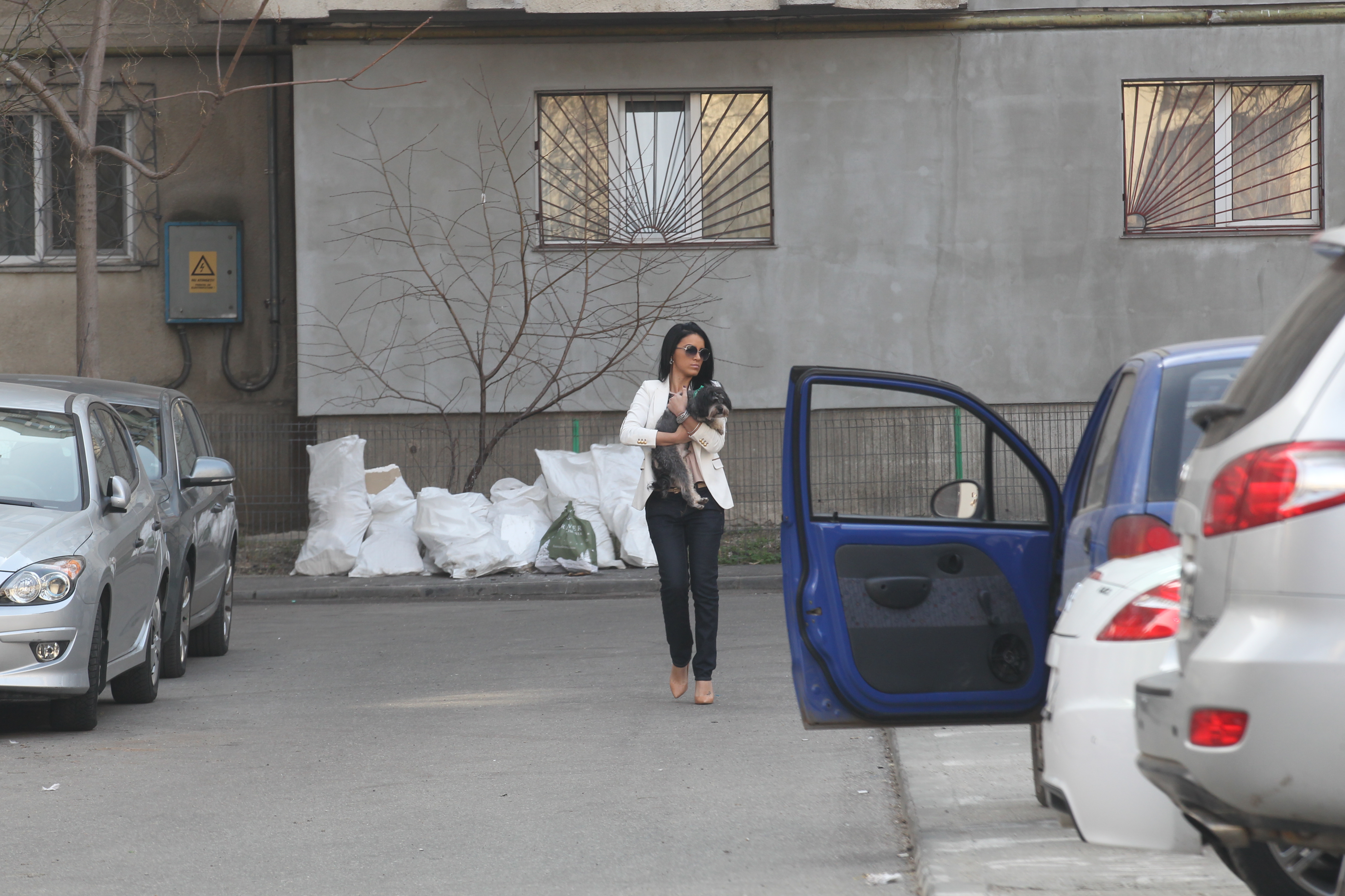 De teama sa nu faca impresie gresita vecinilor, Adelina este foarte atenta la imaginea ei si nu iese oricum pe strada