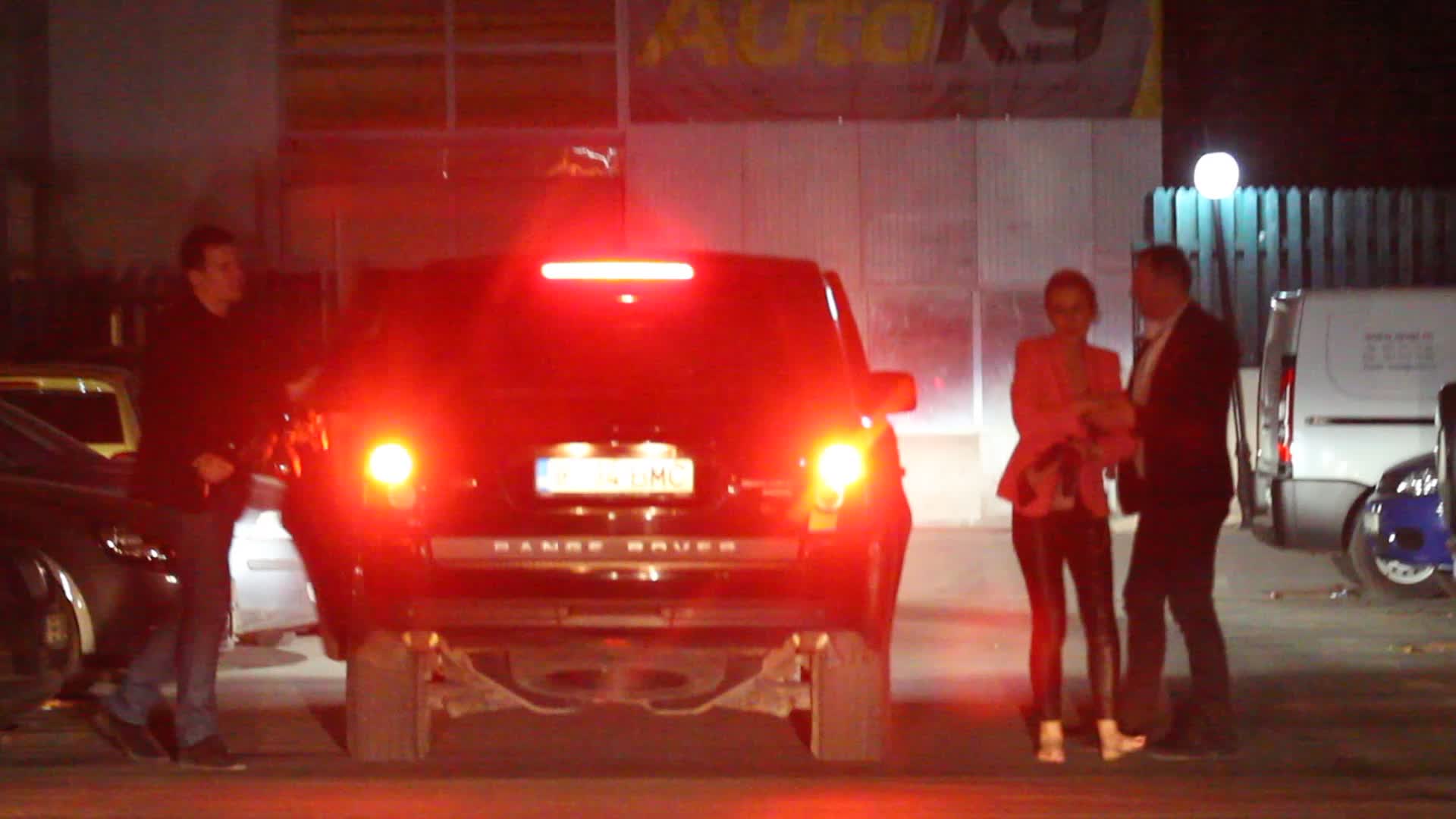 Una dintre amicele cantaretei a coborat din masina desculta, semn ca pantofii i-au dat mari batai de cap