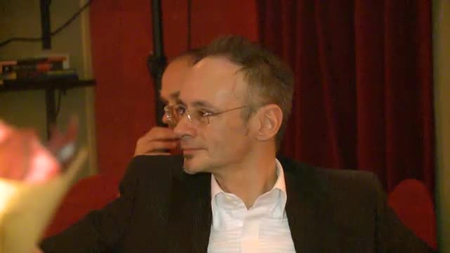 Desi dadea semne ca se distreaza de minune, Mihai Albu avea momente in care era abatut