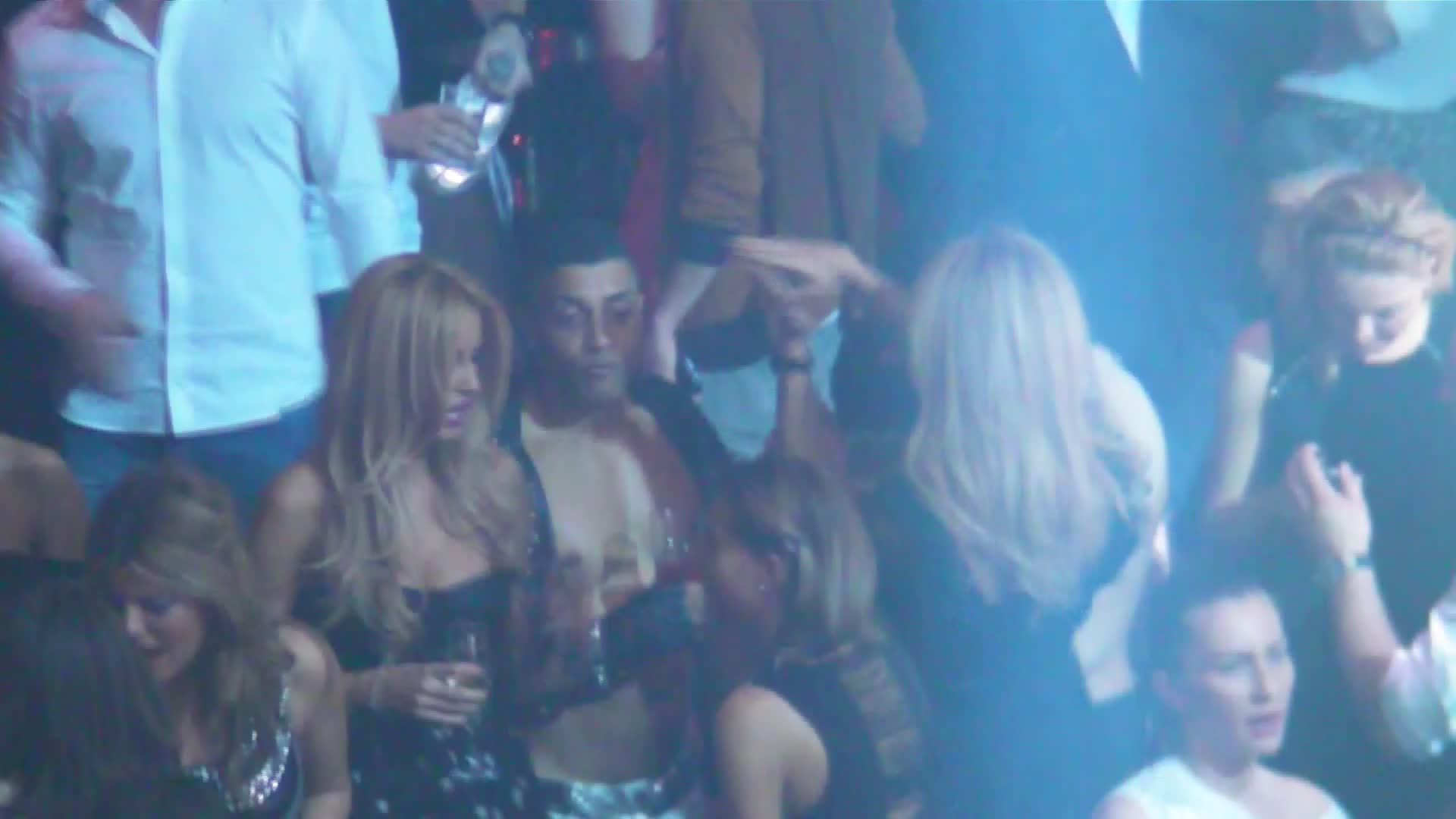 Rosse a baut sampanie toata seara si a dansat alaturi de stipperii din Spania