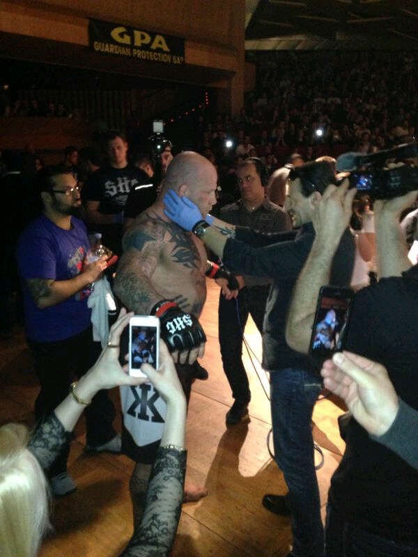 Roxana si sotul ei au avut bilete la meci, chiar in primul rand