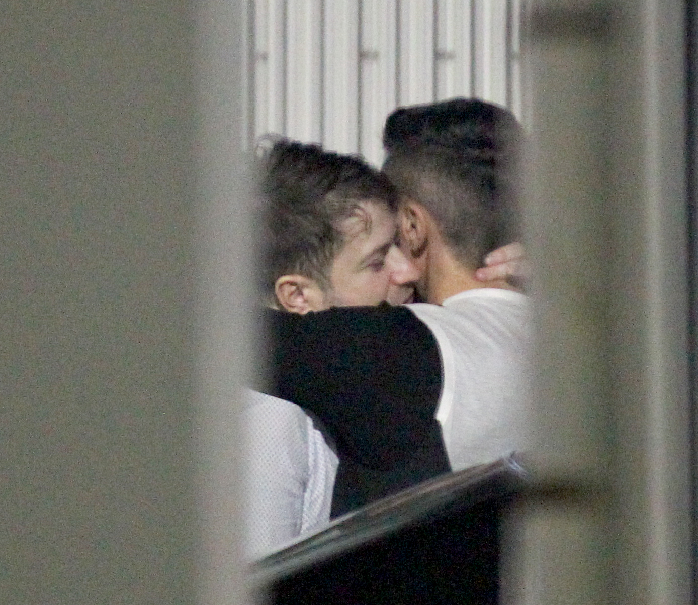 Cei doi prieteni se strang in brate si se saruta la despartire