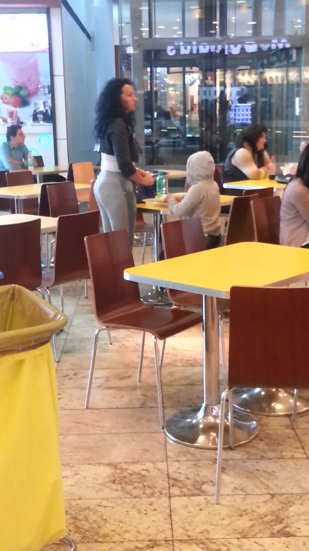 Narcisa ia masa cu fiul in mall