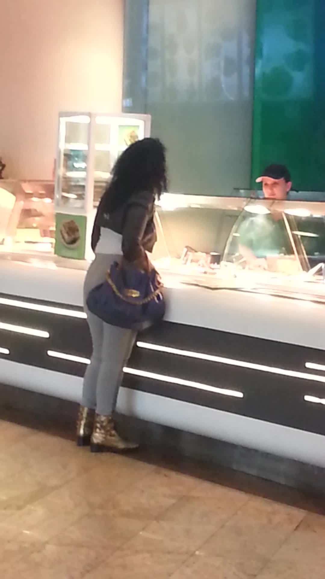 Sotia lui Guta isi comanda mancare libaneza