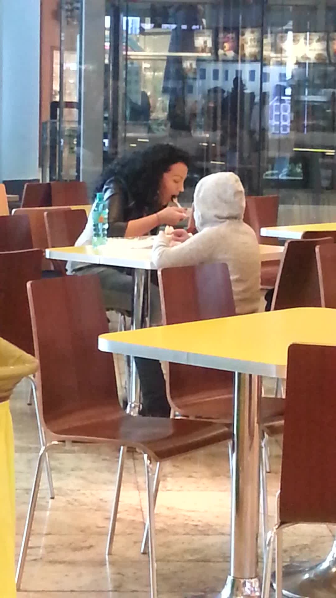 Rapusa de foame, Narcisa uita de de furculita si se apuca sa manance cu mainile