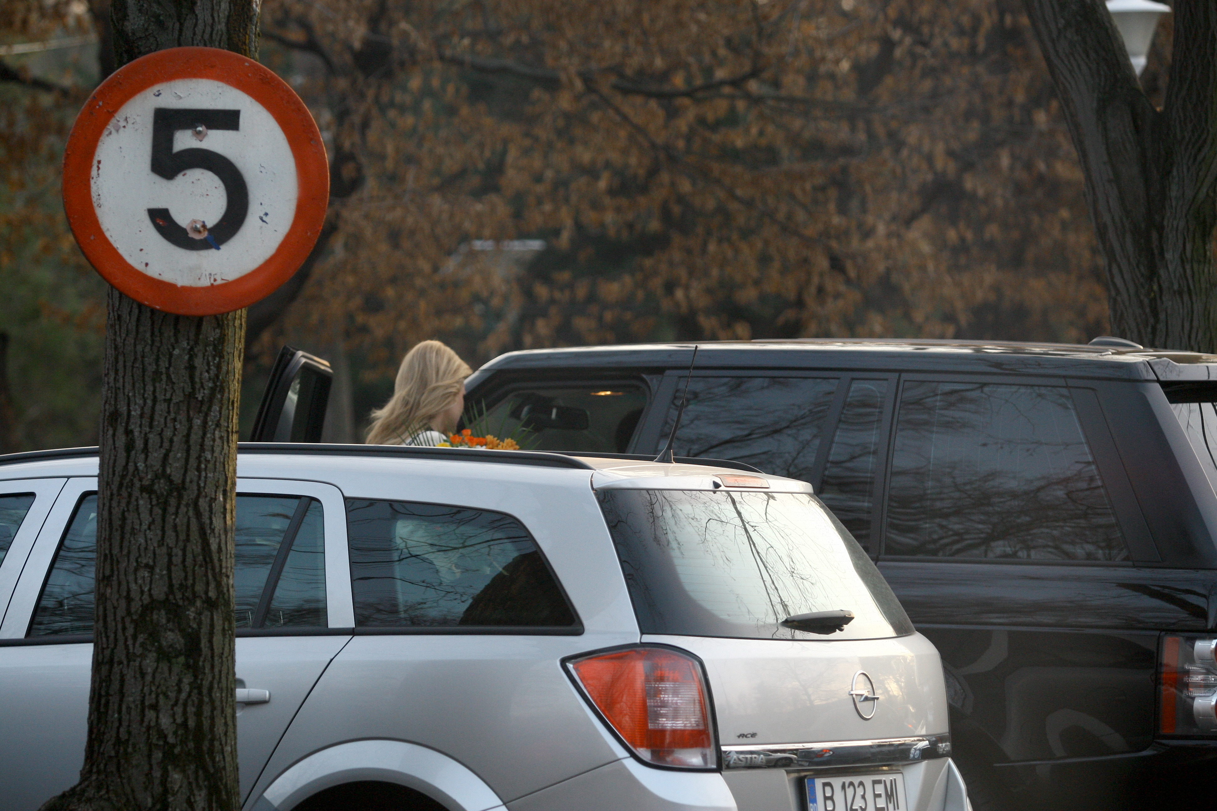 Cristina merge la sotul ei, pentru a-si spune sa coboare mai repede din masina