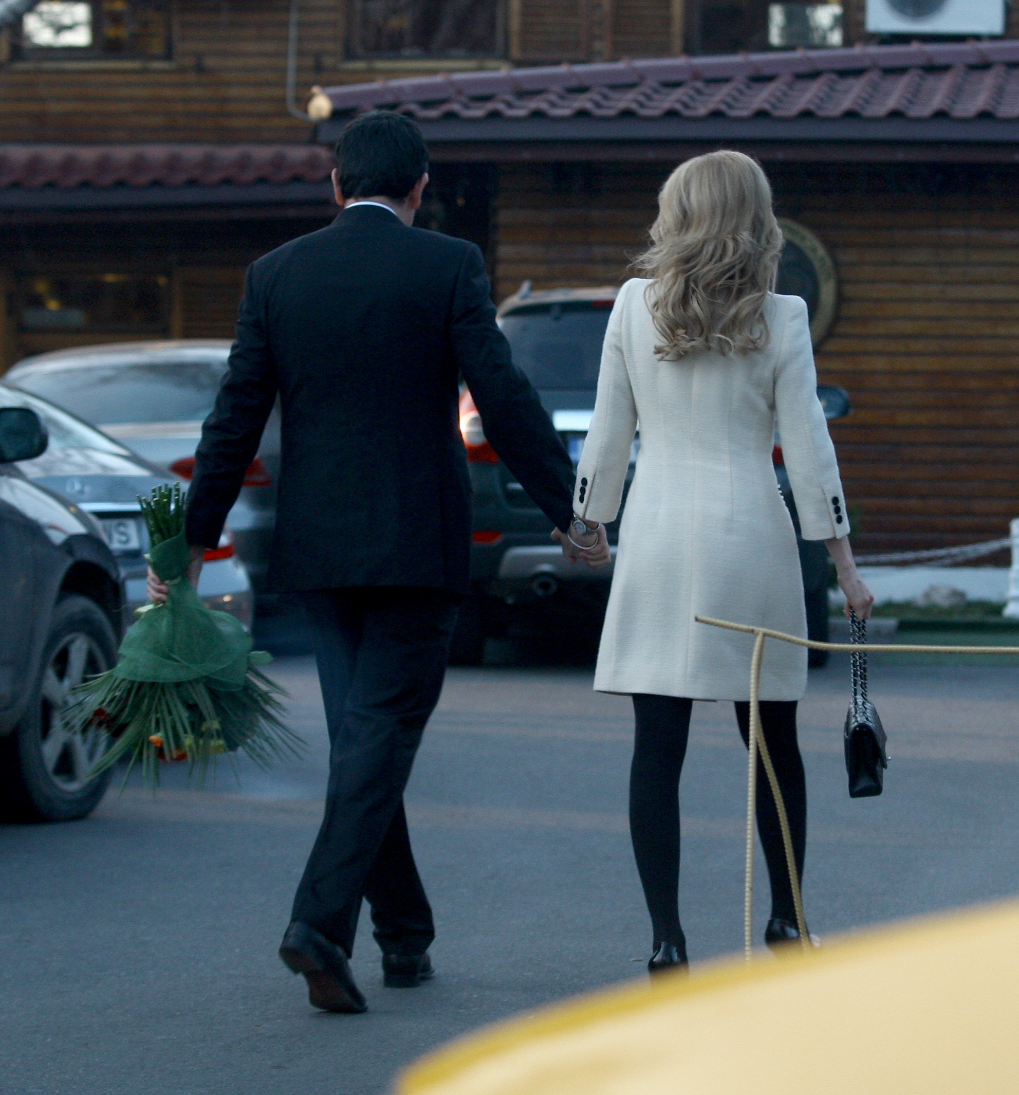 Cei doi soti intra de mana in restaurantul unde se tinea petrecerea