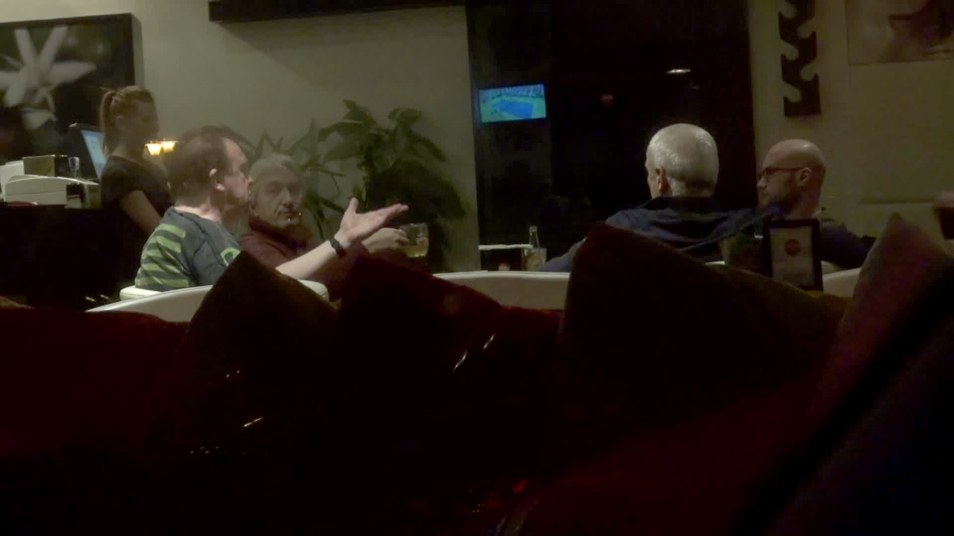 De cum ajunge Bendeac la masa, atmosfera se schimba complet