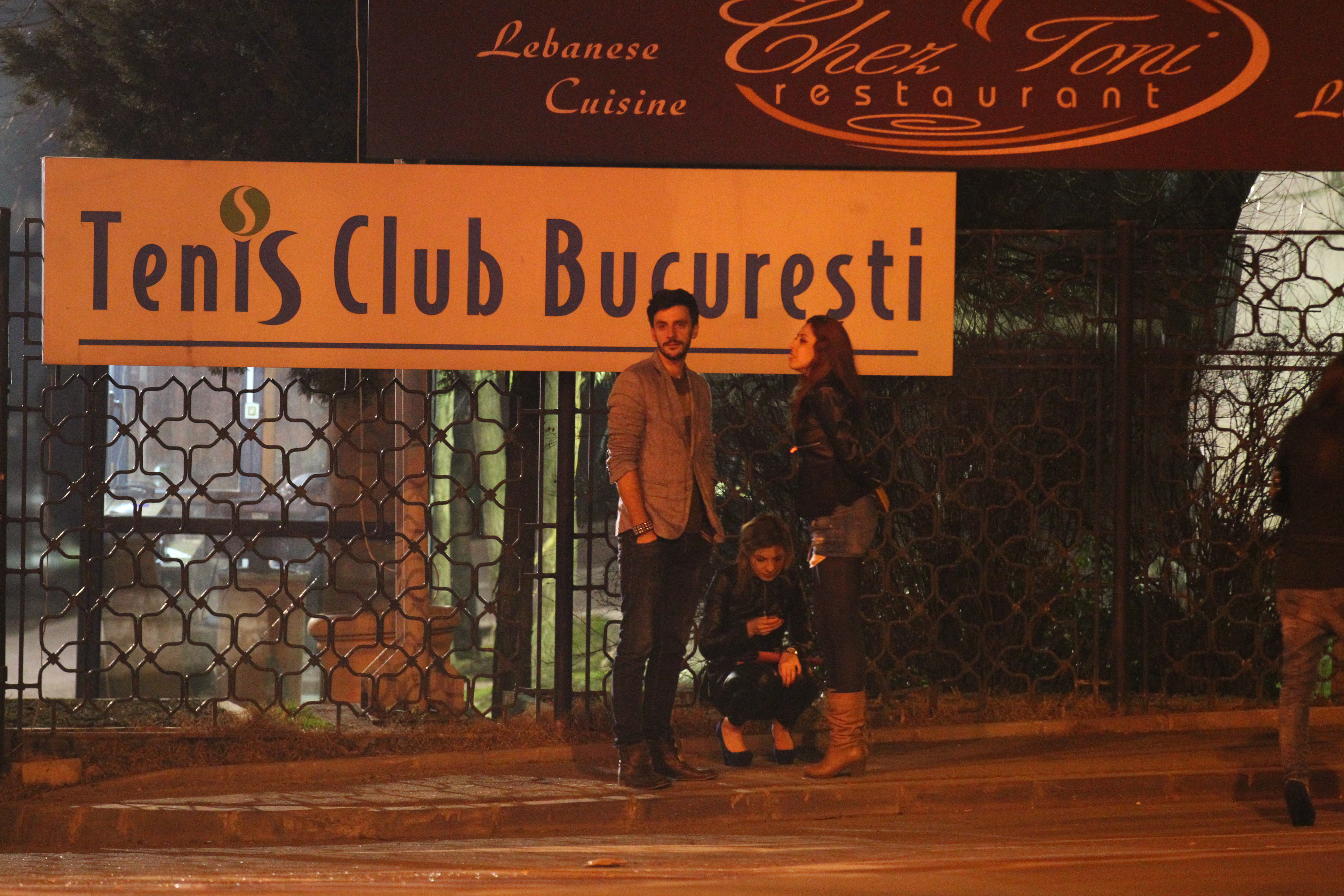 Ciprian si amanta lui asteapta ca un taxi sa vina sa-i ia