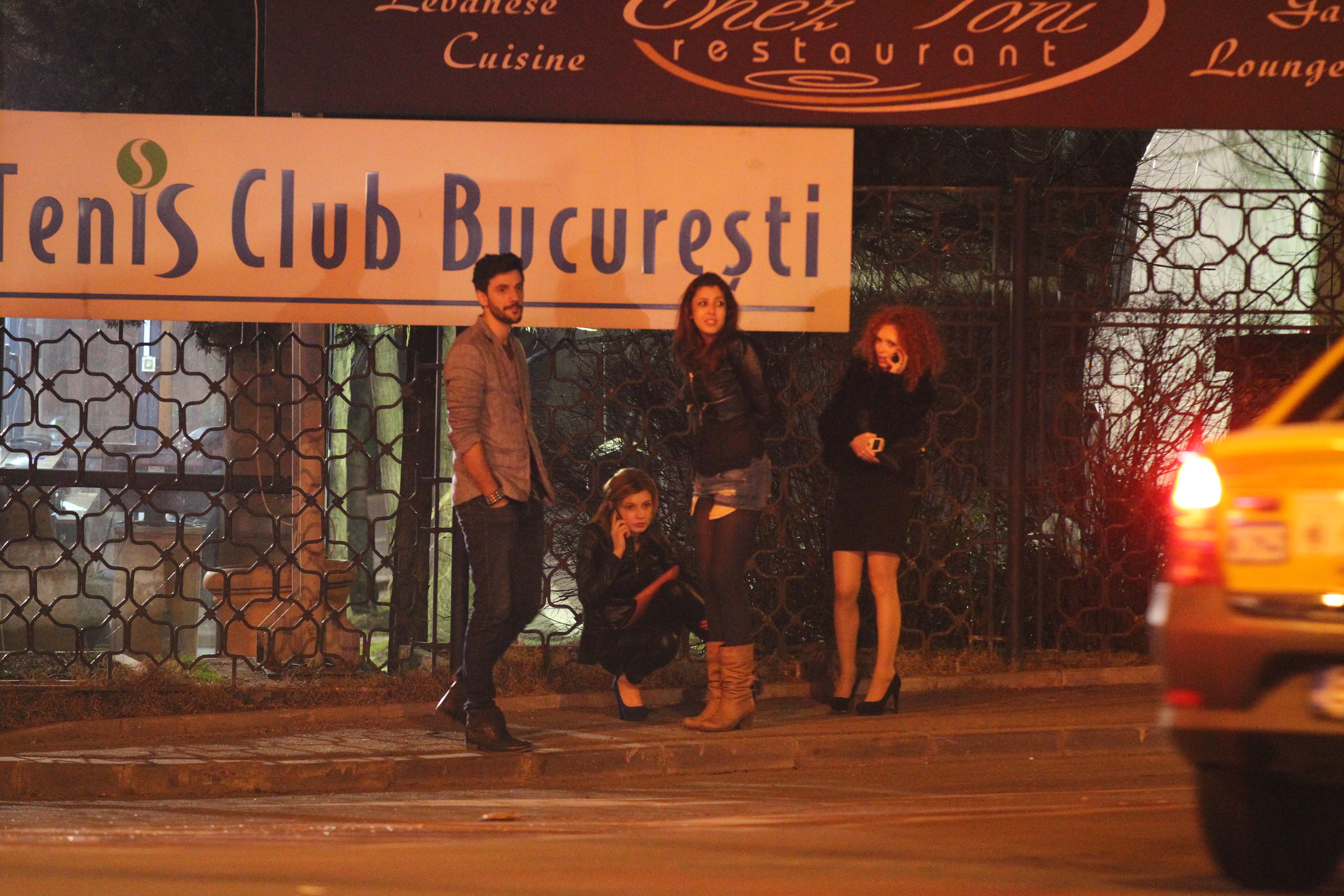 Pentru ca nu au gasit nicio masina, cei patru au mers pe jos pana in strada