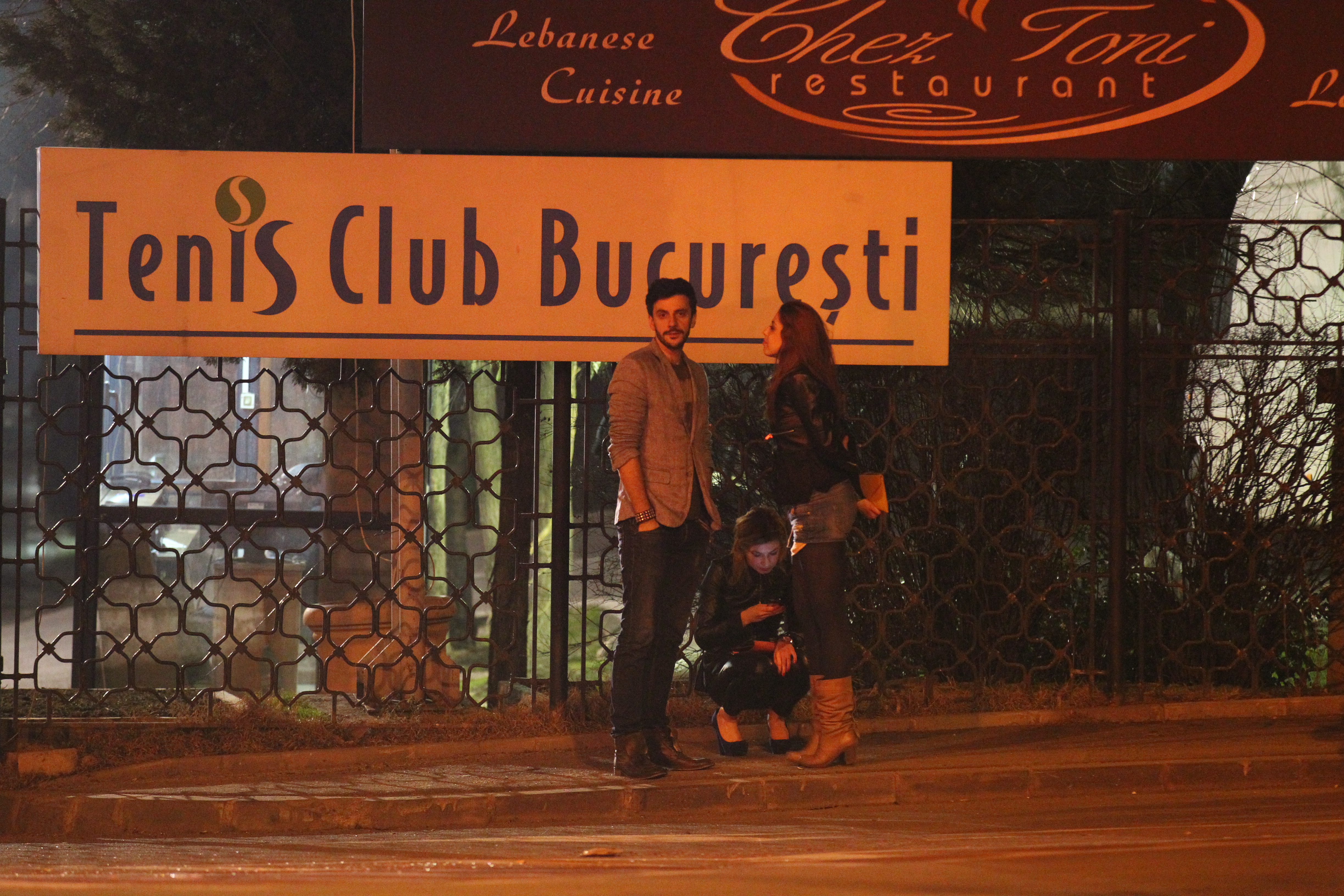 Amanta se intinde sa-l pupe pe fostul concurent de la Vocea Romaniei