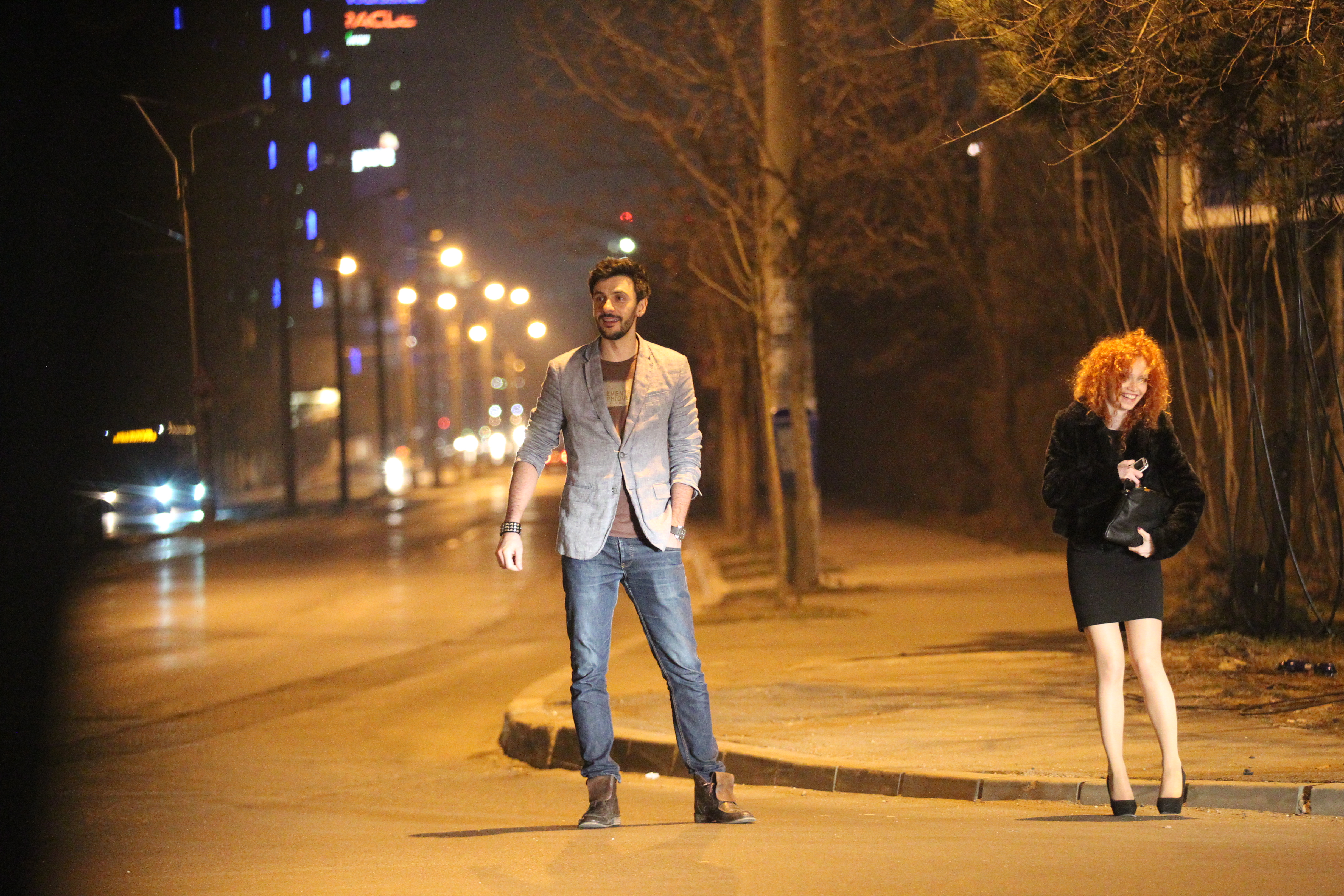 La un moment dat, satul sa astepte sa vina o masina, cantaretul iese in strada pentru a gasi un taxi