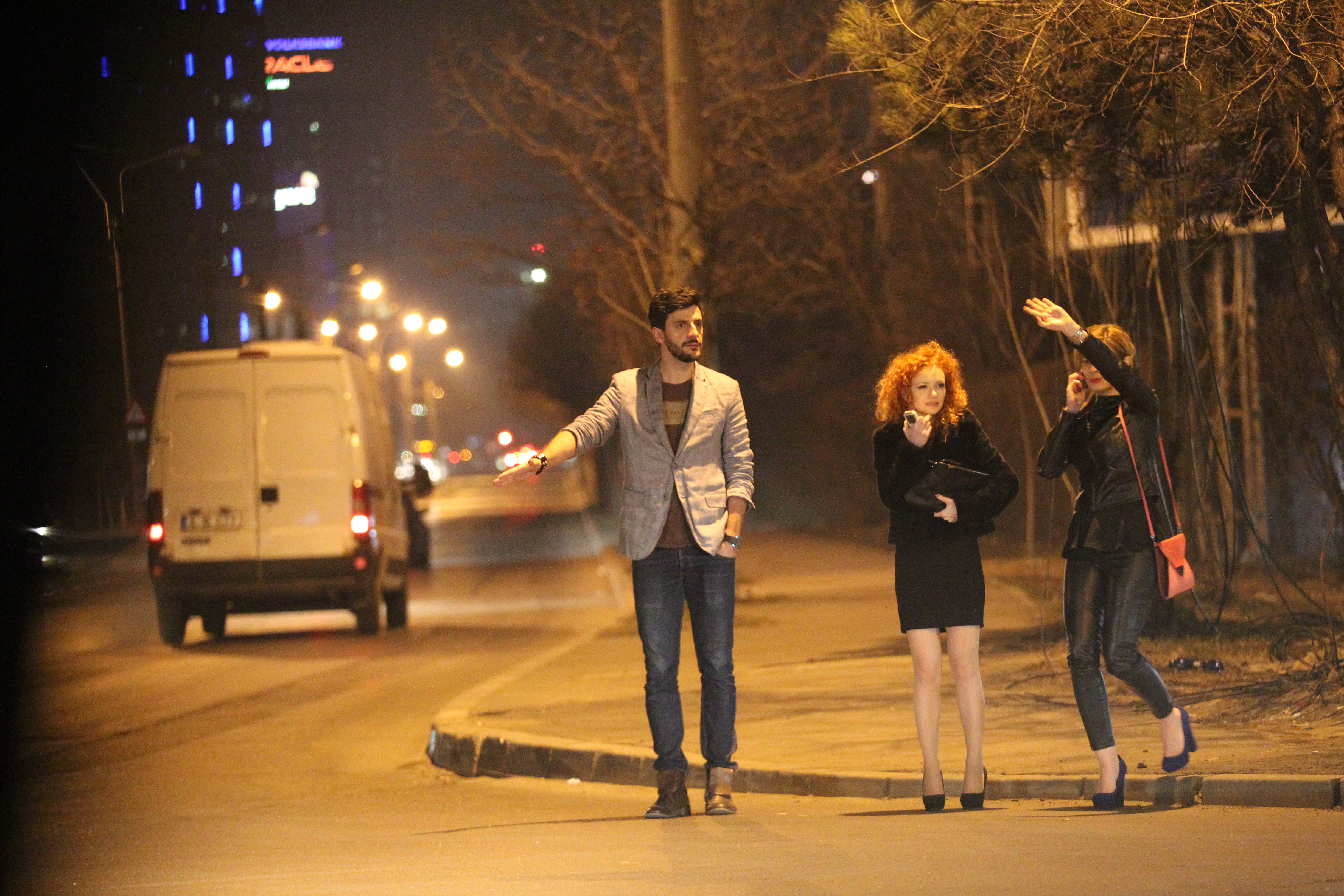 Alaturi de el vine in ajutor si Laura Gherescu, o fosta colegea de la Vocea