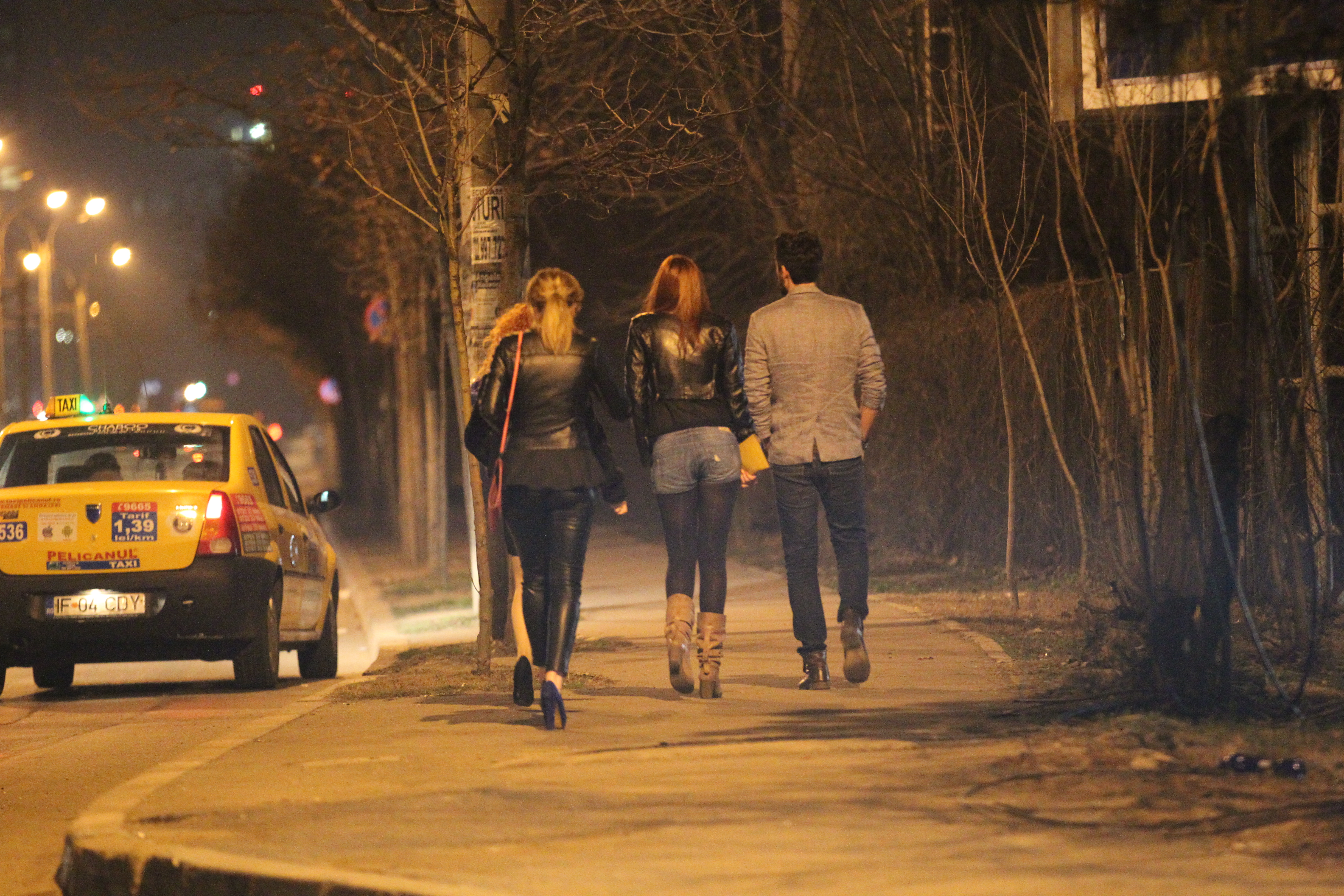 Pentru ca nu au reusit sa gaseasca nicio masina, cei patru prieteni au luat-o pe jos