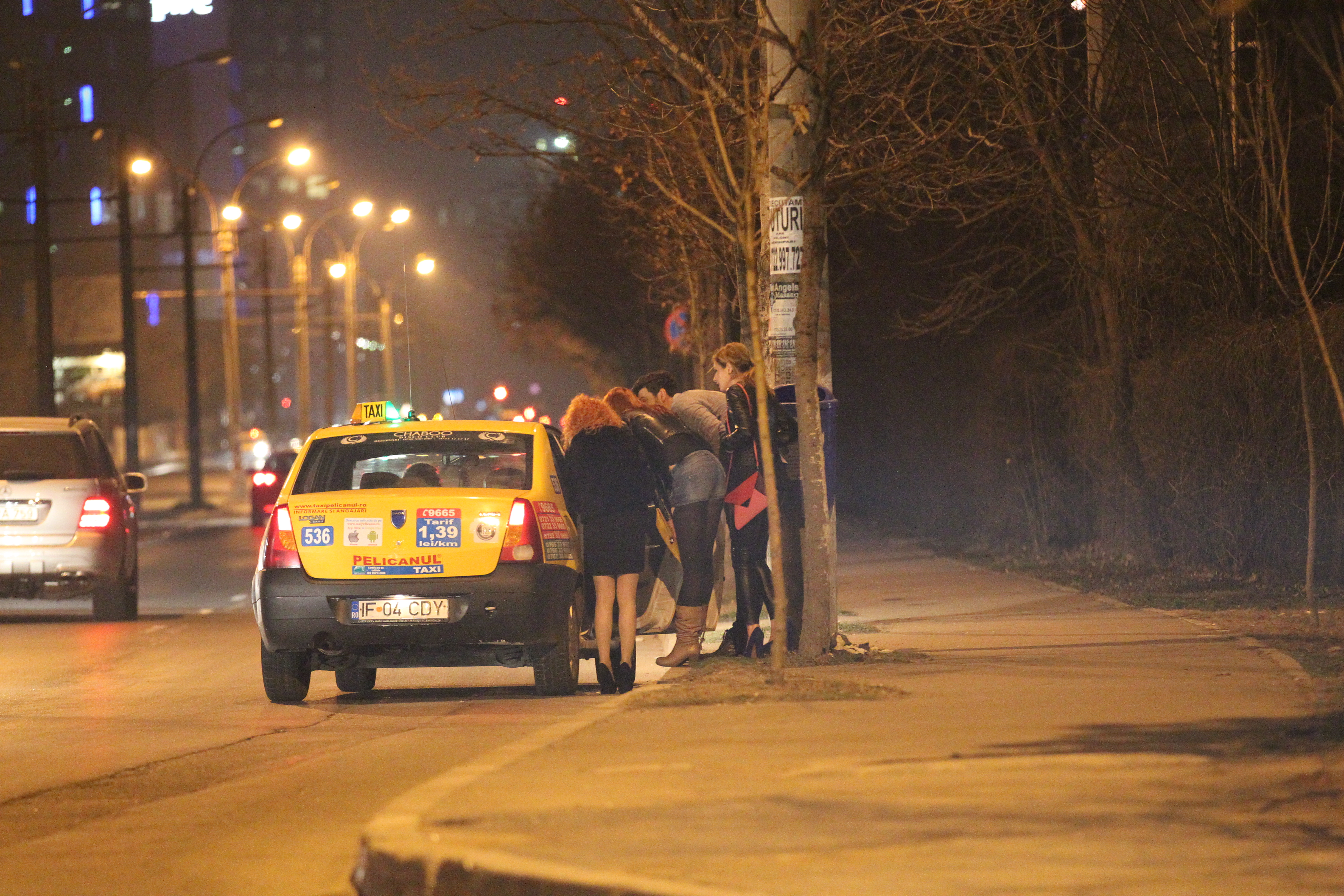 Intr-un final, un sofer de taxi a oprit la insistentele tinerilor