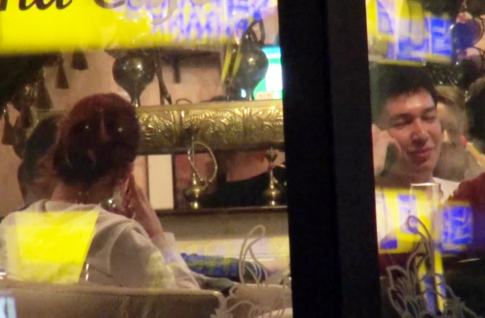 Artista si sotul ei au iesit impreuna in oras insa au preferat sa vorbeasca incontinuu la telefon