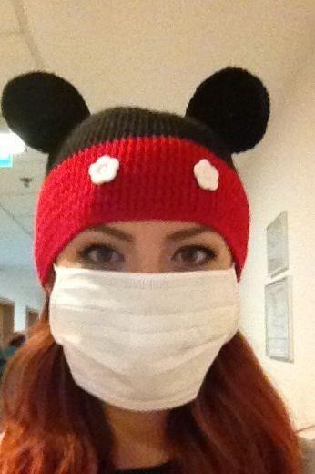 Asemeni mobilului, Elena are o caciulita cu urechile personajului lui Disney