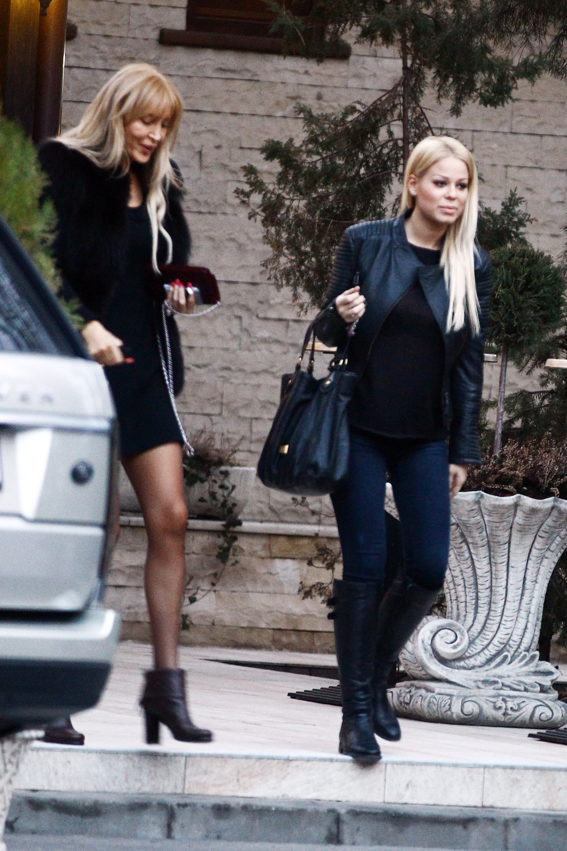 Desi locuieste in Bacau, Larisa vine des la Bucuresti, pentru a-si vizita prietenele