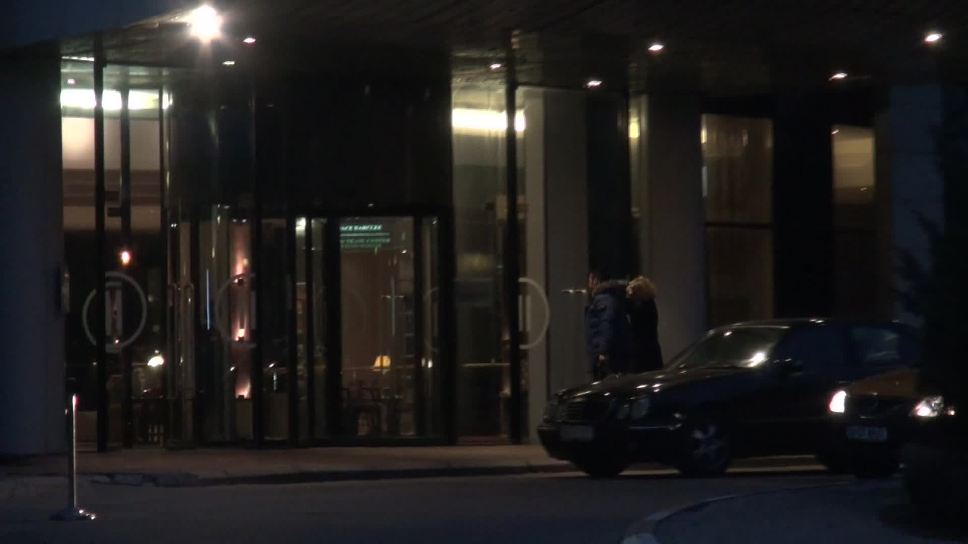 Dupa terminarea show-ului, blonda il insoteste pe barbat in camera hotelului unde era cazat