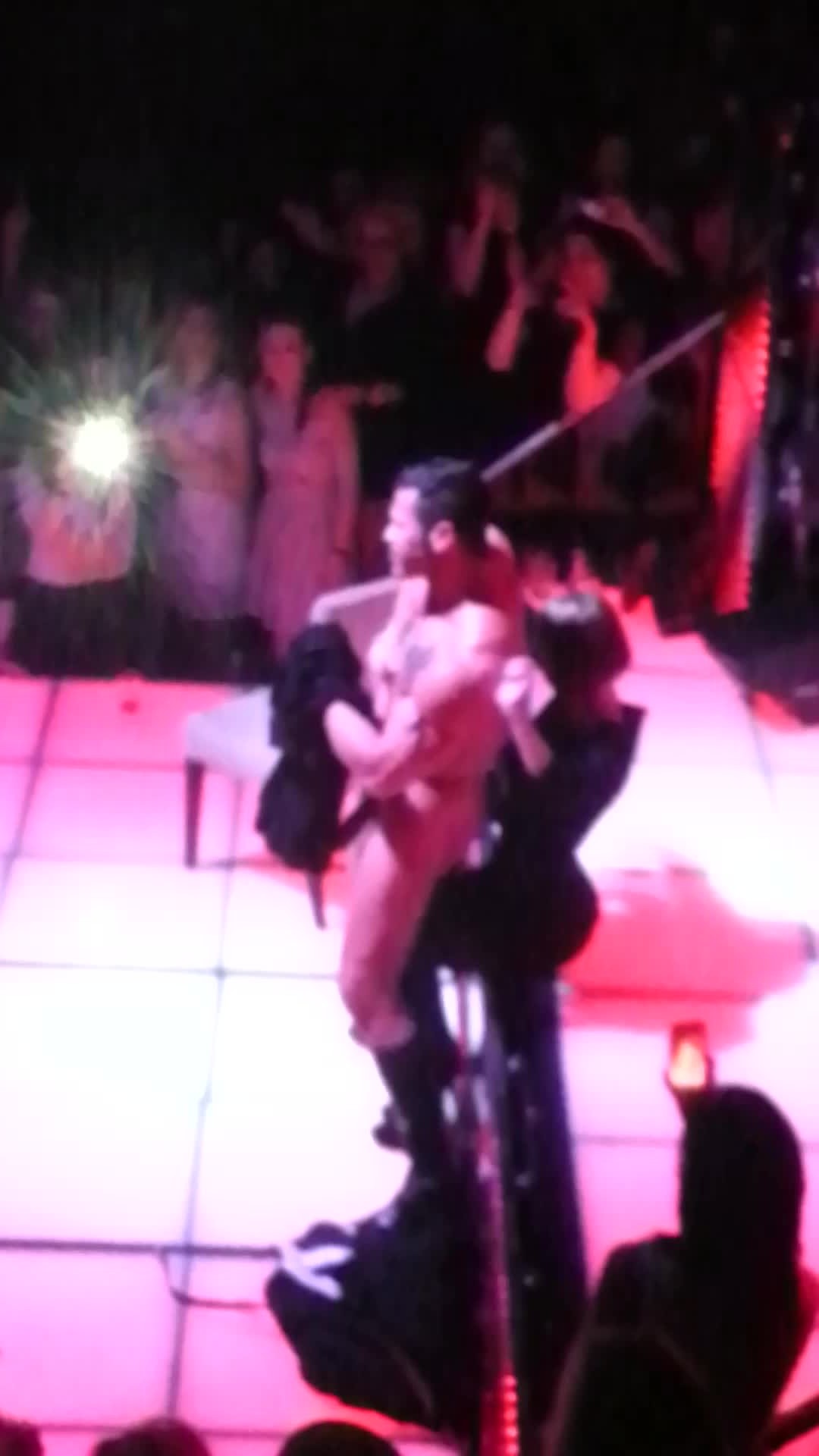 Femeile din club erau extaziate cand au vazut barbatii dezbracati complet