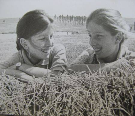 Desi au trait intr-o saracie lucie, Lina si Gherghina au avut o adolescenta fericita si au fost nedespartite pana la varsta de 25 de ani