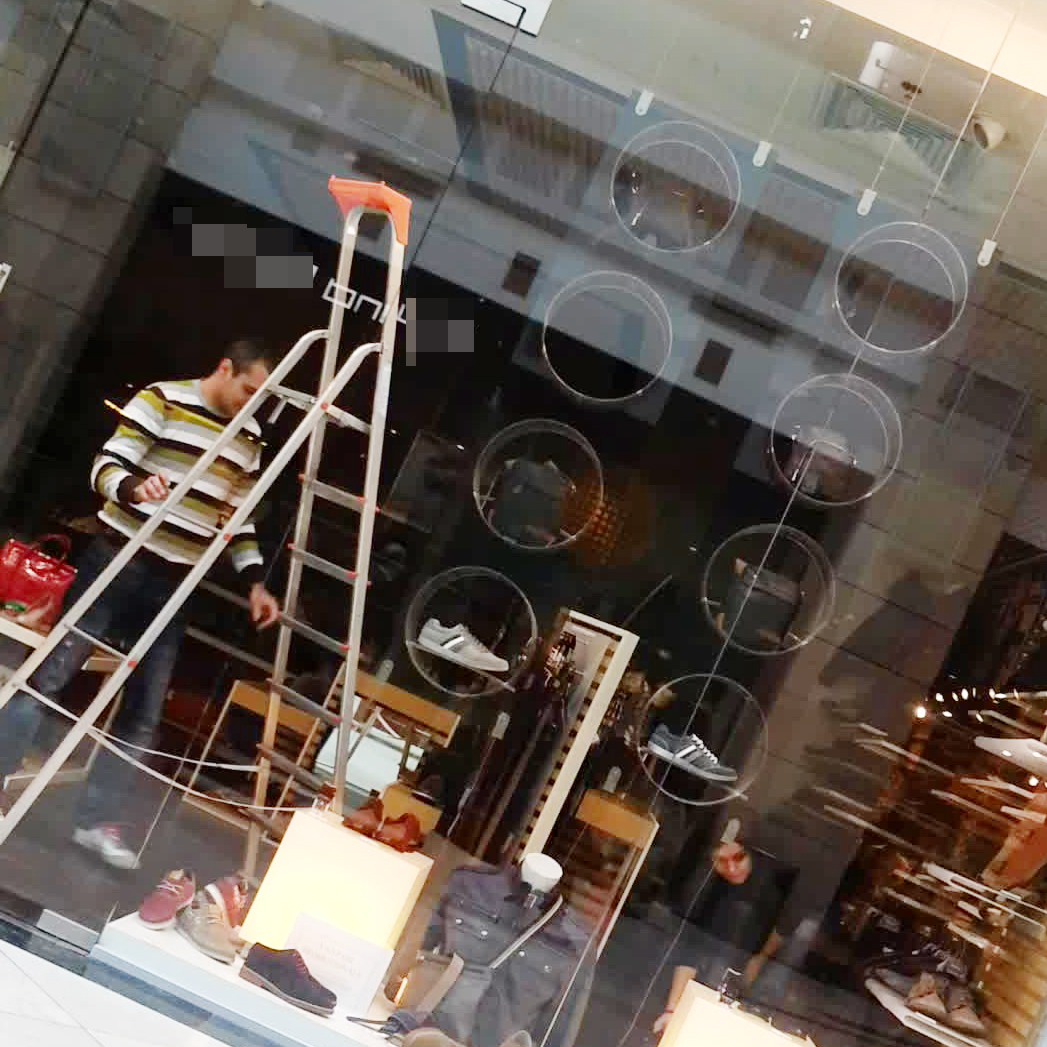 Iubitul Adrianei Bahmuteanu a ajuns la mall inainte de deschidere pentru a schimba becurile intr-un magazin