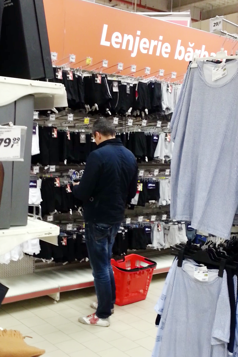 Urmatoarea oprire a fost la super-marketul din care si-a cumparat chiloti, sosete si tricouri de corp
