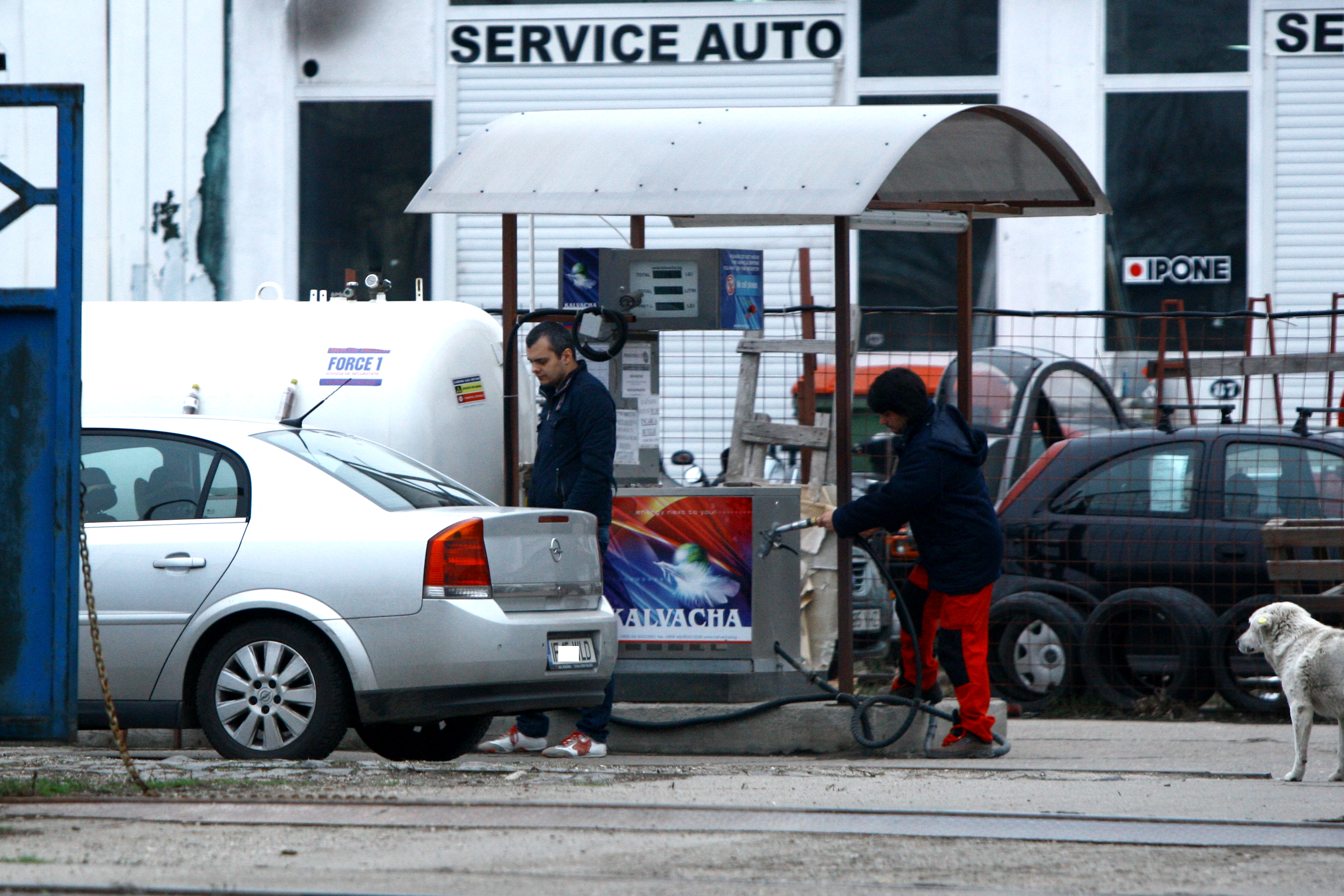 In drum spre casa Adrianei, a mai facut o oprire la benzinarie si a alimentat cu gaz