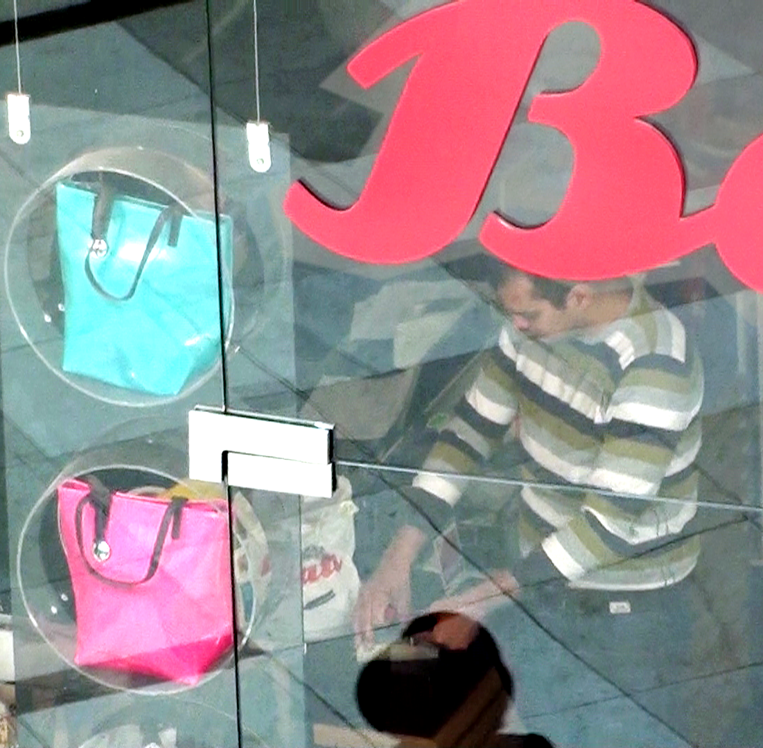 Dupa ce a terminat cu becurile a maigasit ceva de reparat