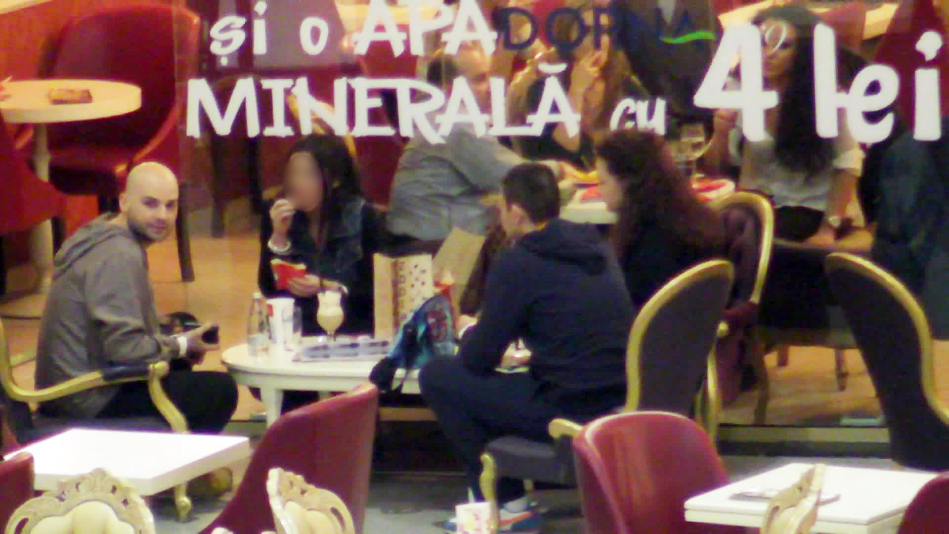 Andrei a iesit la masa alaturi de cativa prieteni