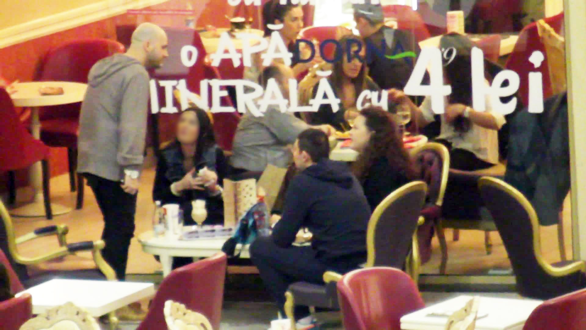 Cantaretul se ridica in picioare pentru a arata cateva sceheme de dans