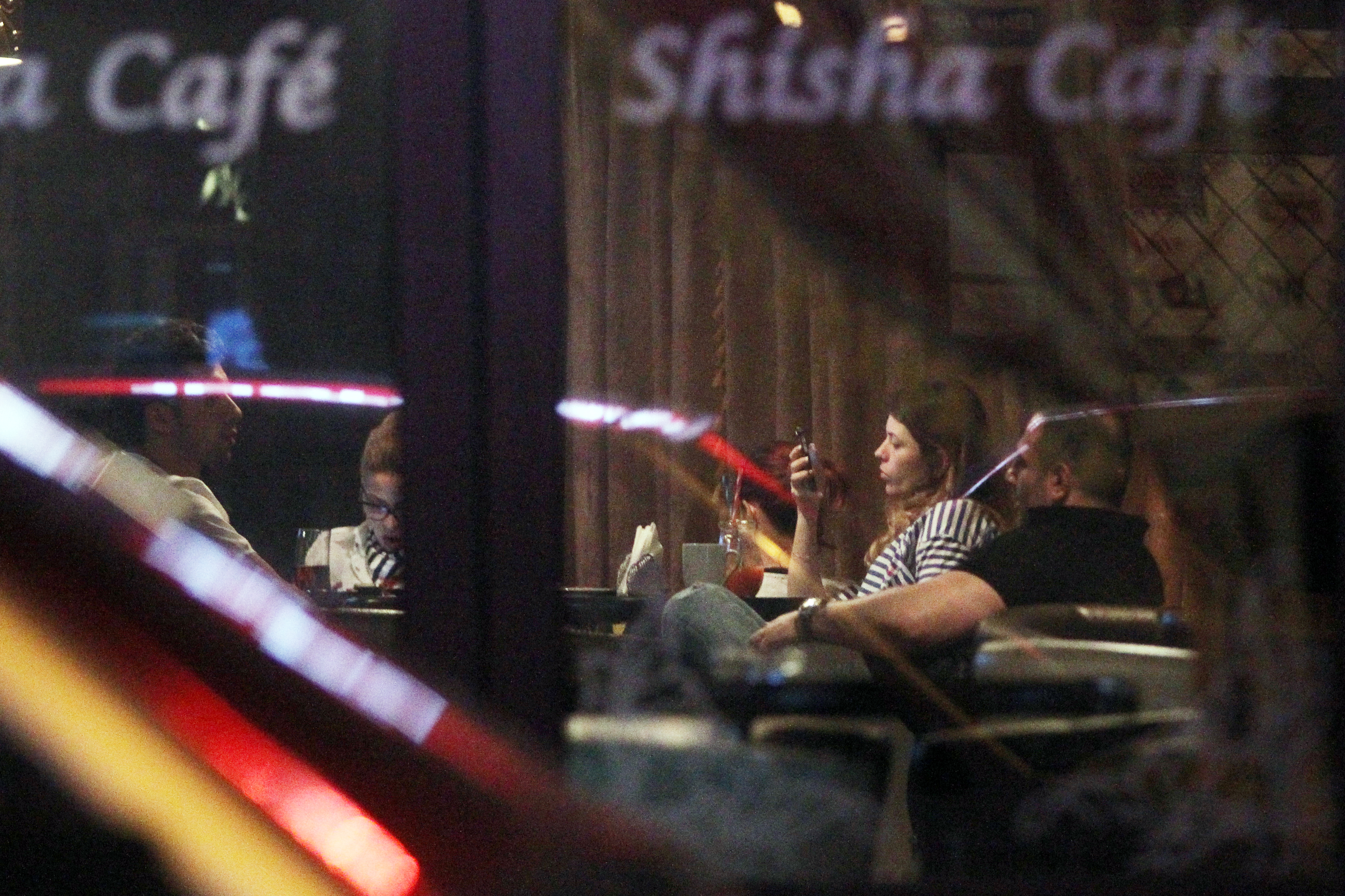 Ami Ghoerghe impreuna cu sora ei si perechile lor au iesit sa urmareasca un meci de fotbal la o cafenea