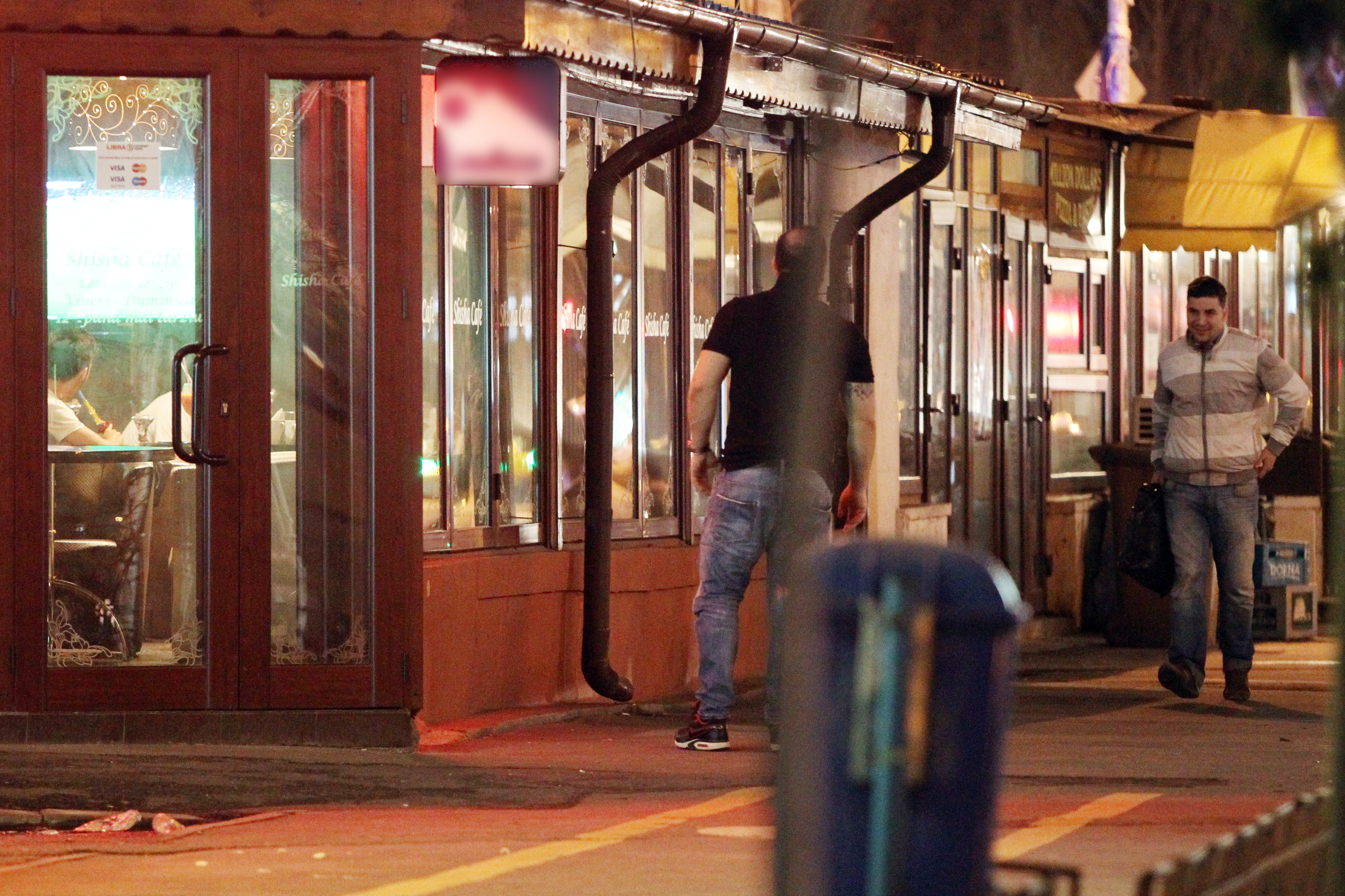 Unul dintre prietenii artistei a iesit in strada pentru a astepta un comerciant ambulant