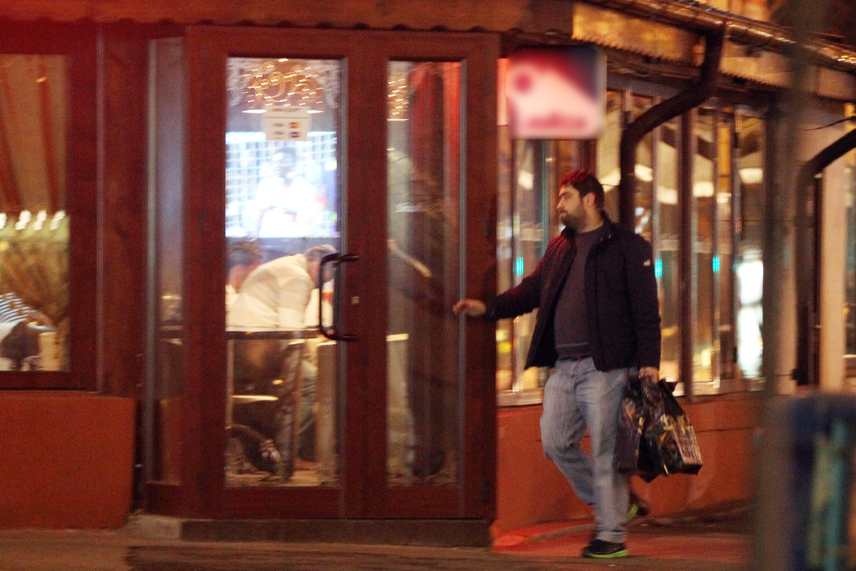 Cel de-al doilea comerciant intra in cafenea