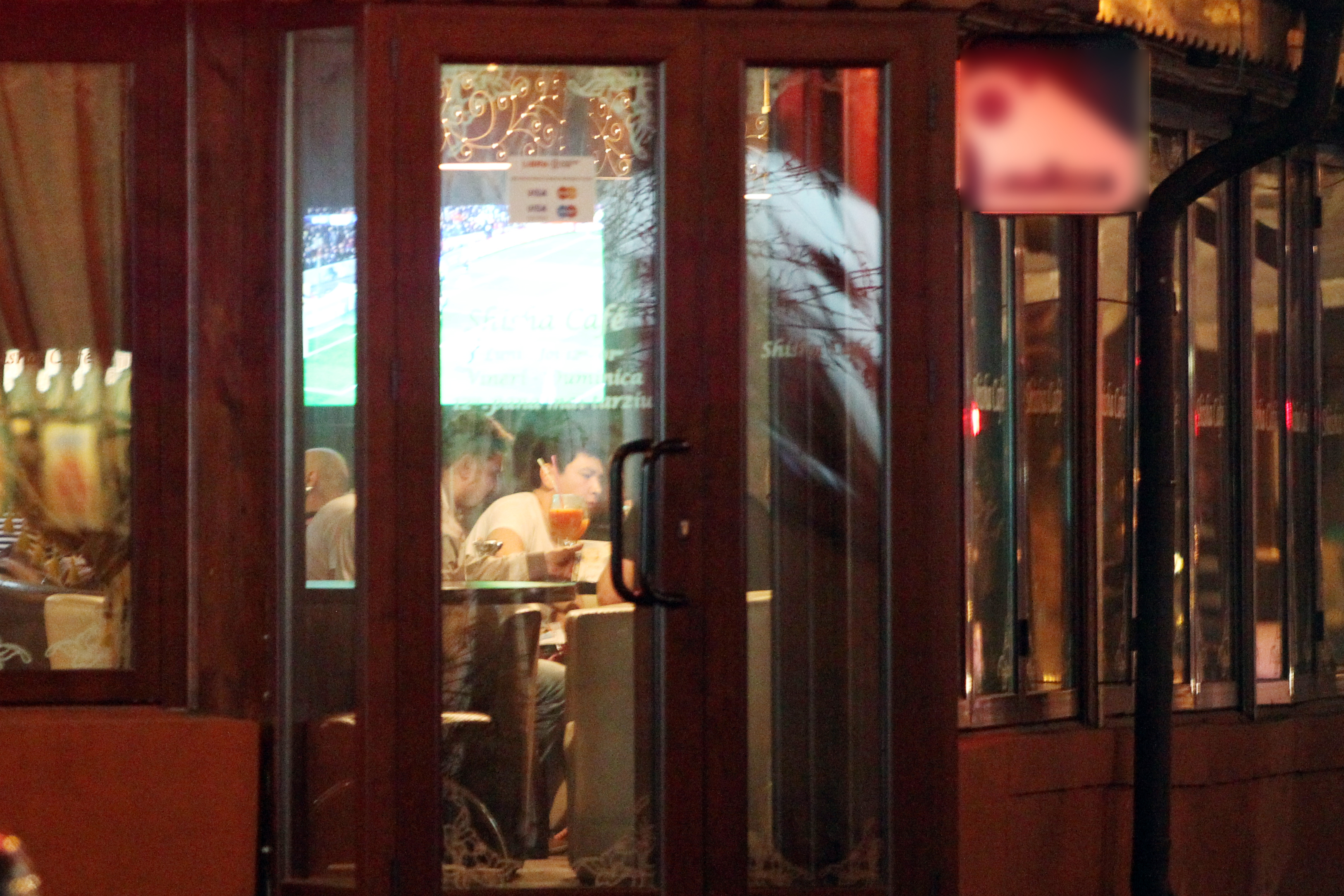 Paul Parvulescu si Cornel se uita de zor la niste DVD-uri cu filme