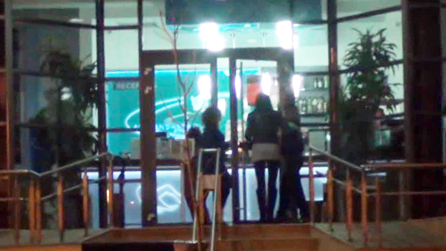 Bruneta intra in sala de sport chiar in miez de noapte