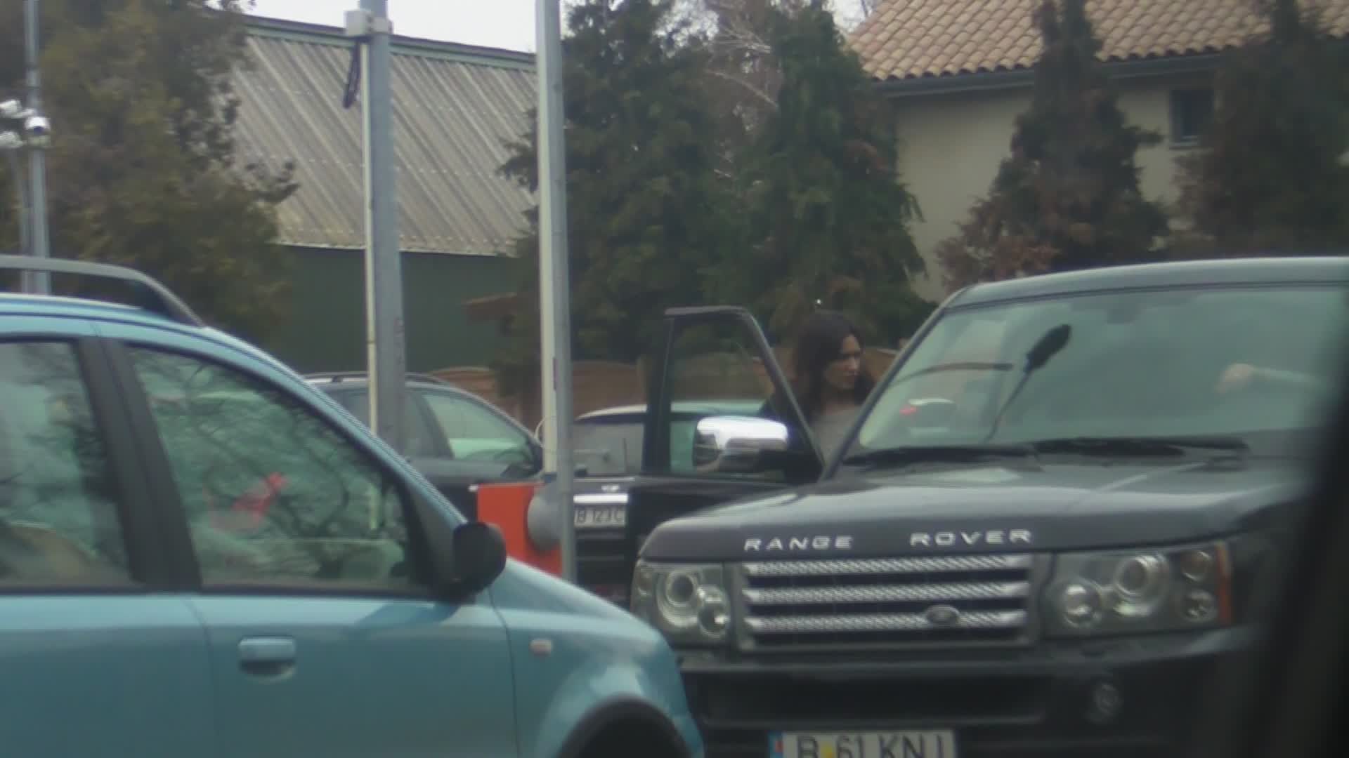 Maria coboara grabita din masina, multumita ca a gasit un loc bun de parcare