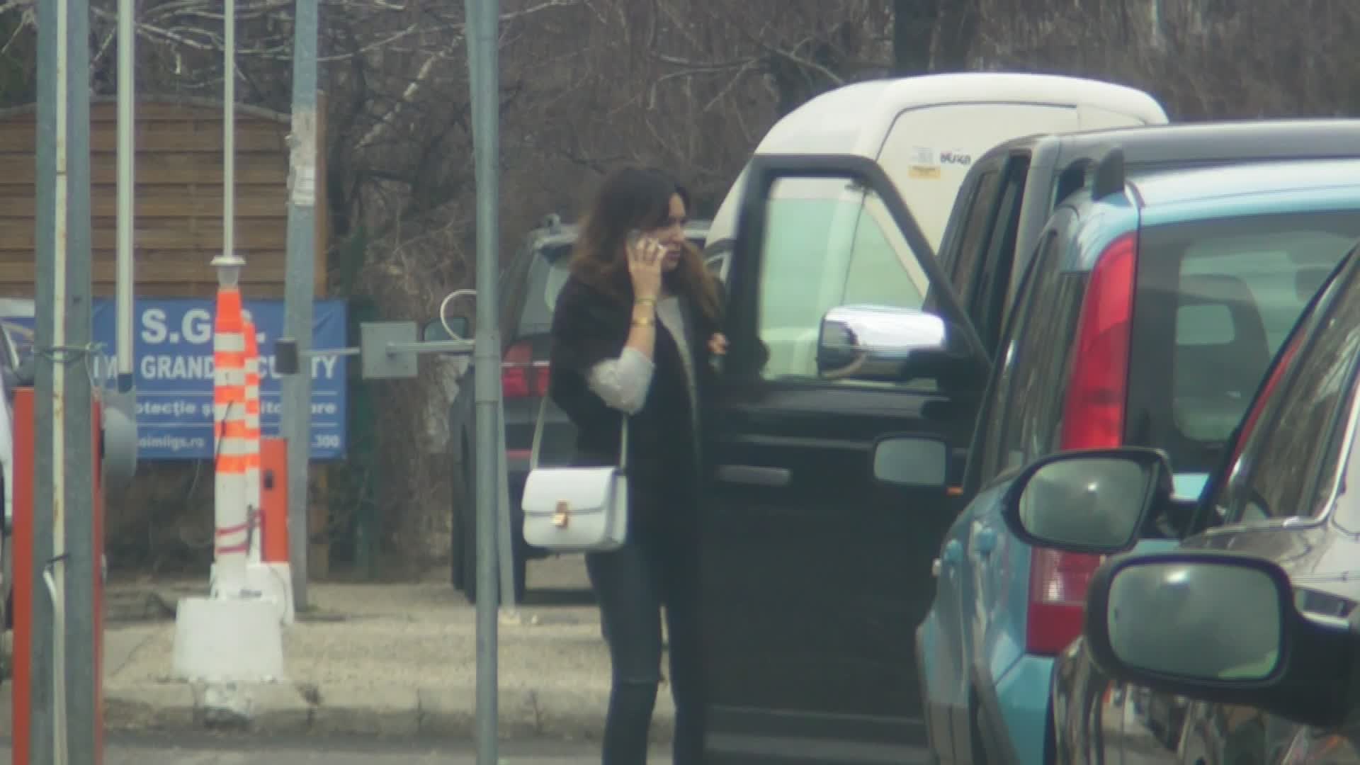 Vedeta se indreapta spre restaurant vorbind la telefon