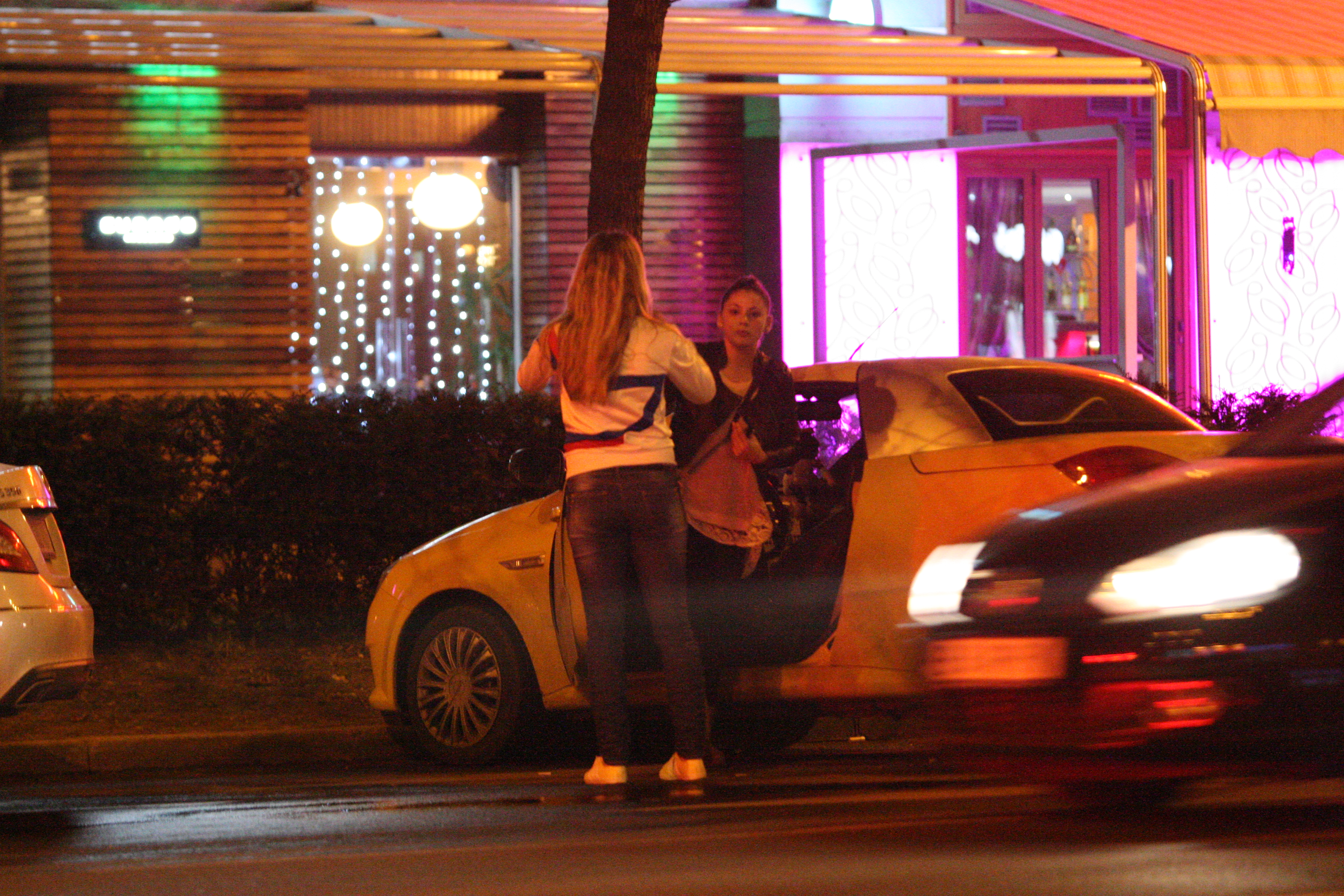 Daca la emisiune de la Antena 1, Roxana poarta tinute extrem de decoltate, atunci cand iese in oras, buneta se infofoleste din cap pana in picioare