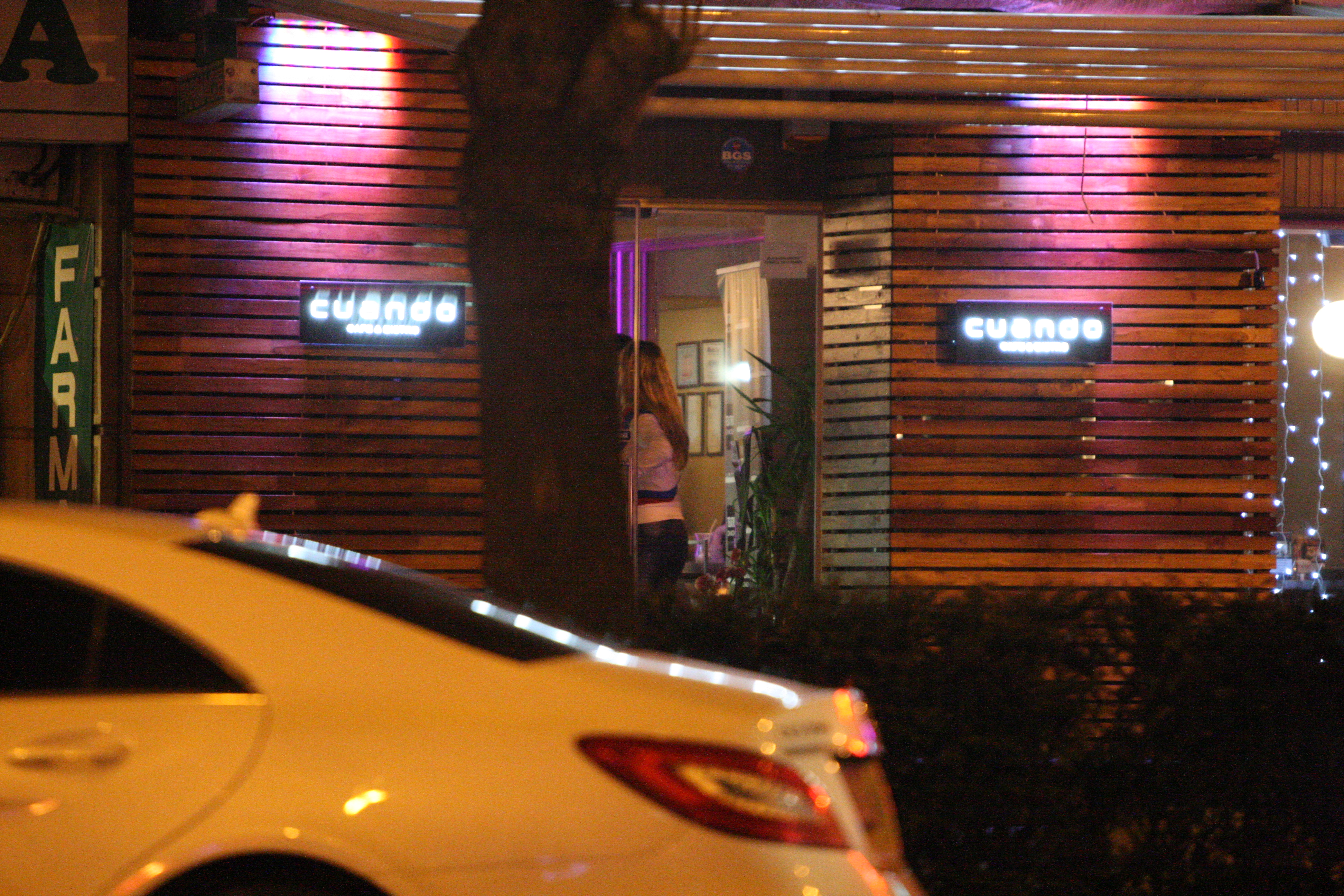 Asistenta iese la o cafea cu o prietena