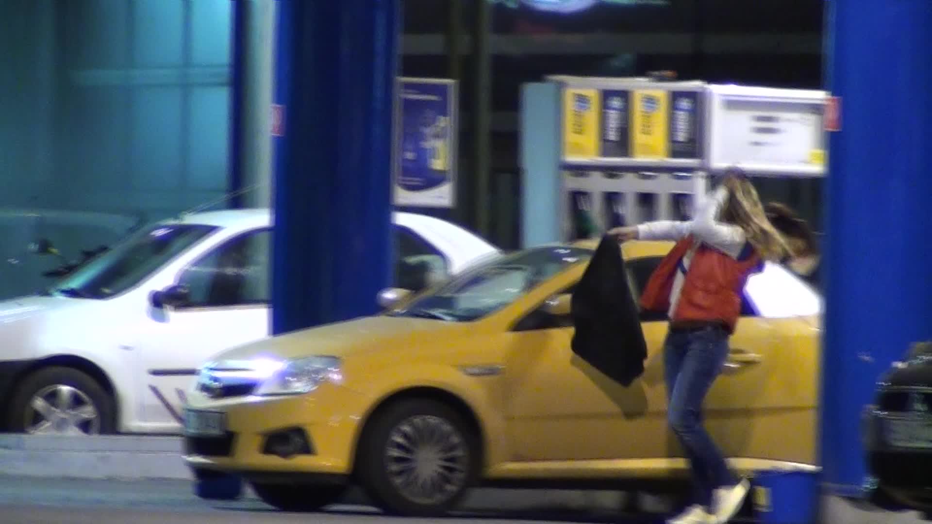 In semn de recunostinta, prietena Roxanei ii scutura acesteia presurile din masina