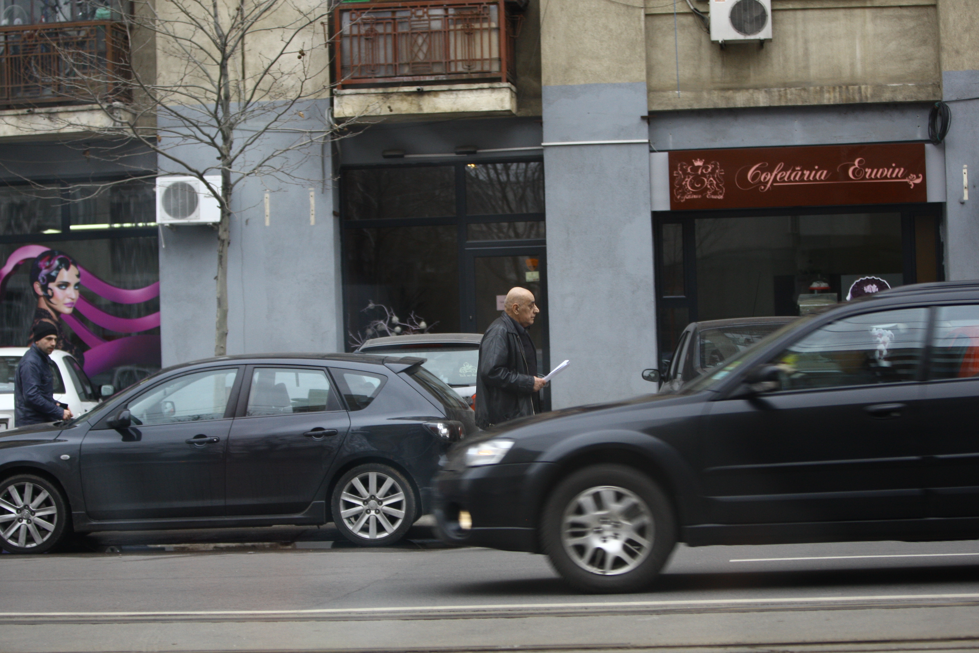 Dupa ce a pariat pe ultimele meciuri de fotbal, Lis se indreapta spre masina