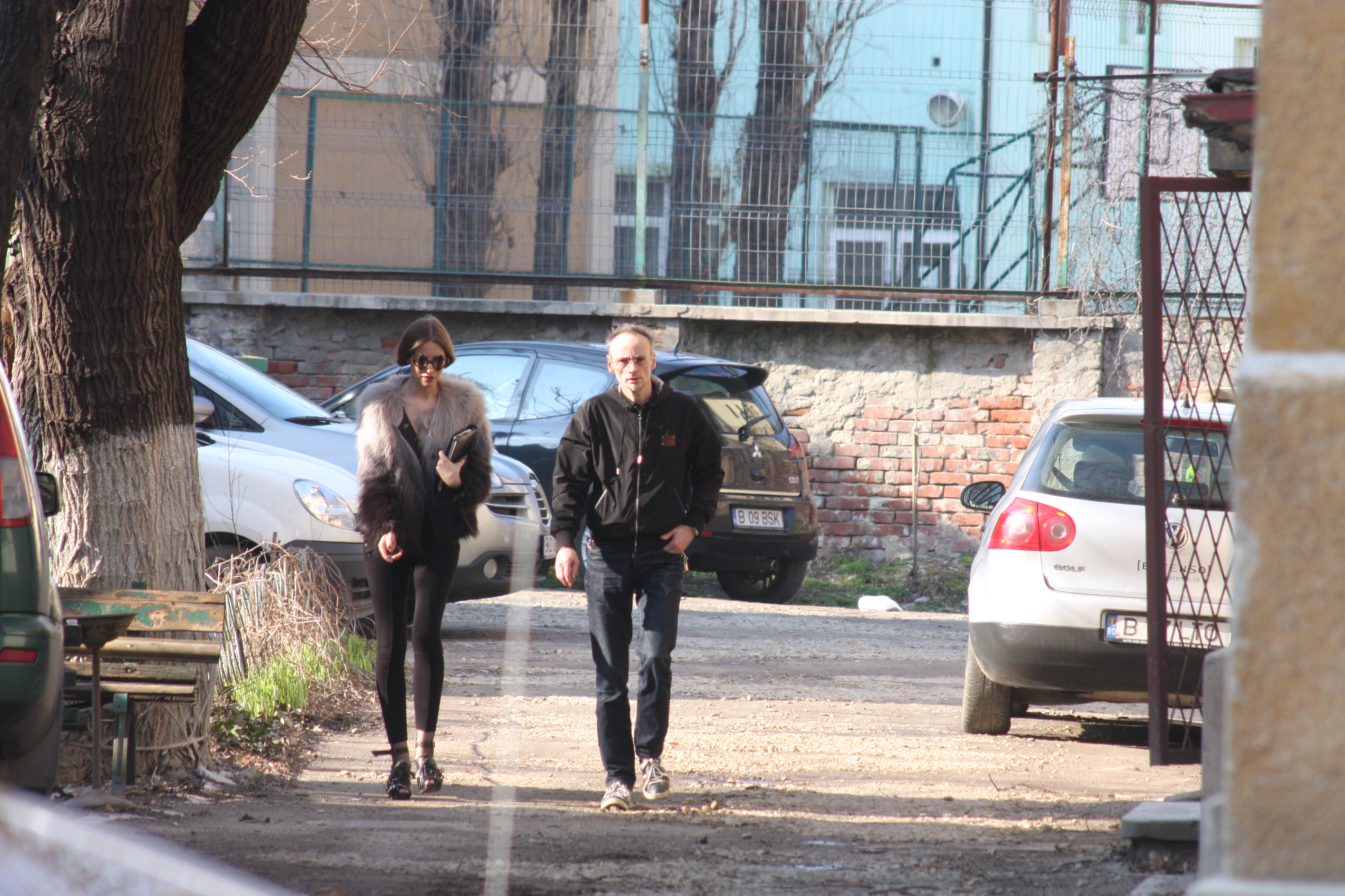 Cei doi se intorc la atelierul lui Mihai