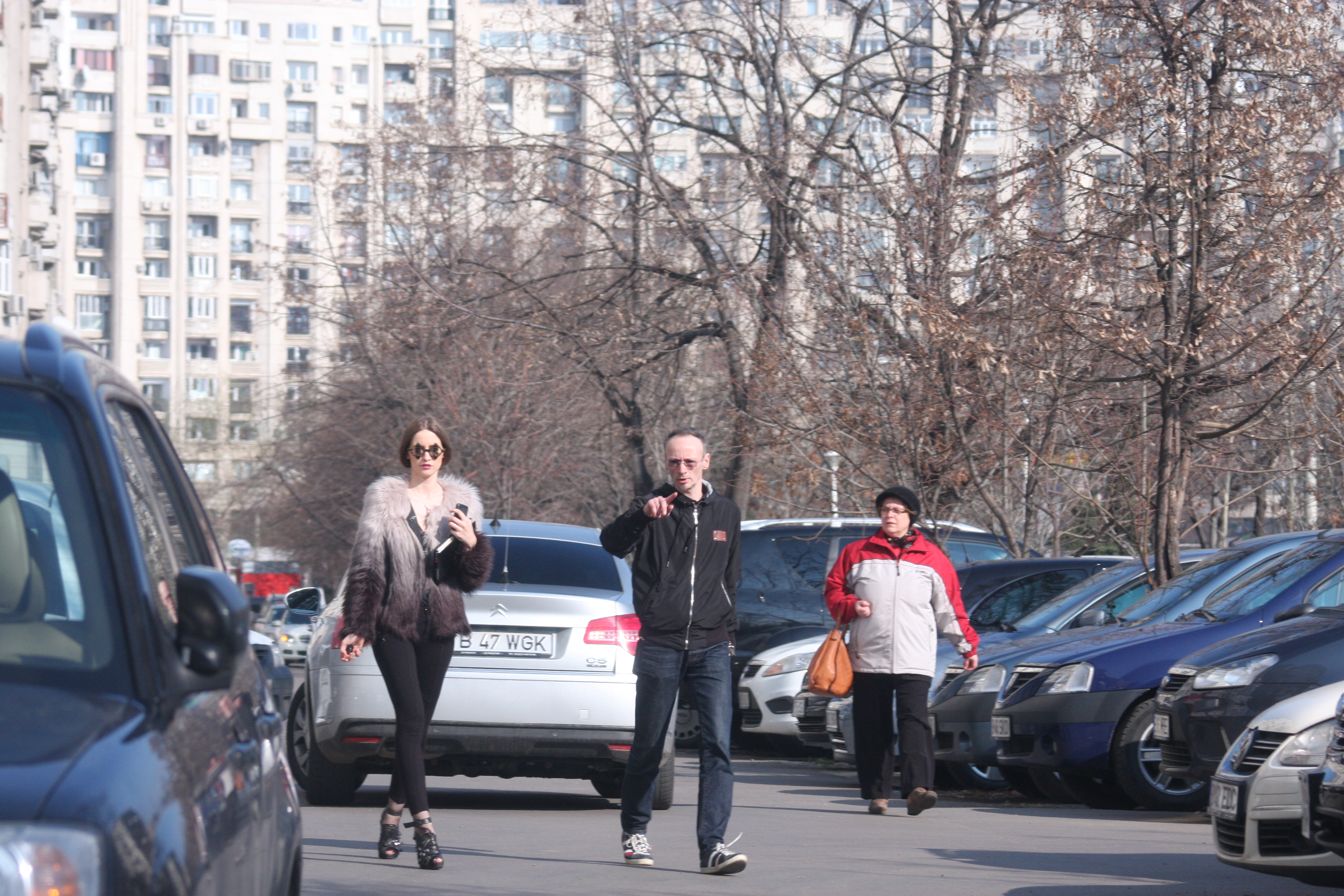 Pentru ca au venit cu masina designerului, cei doi pleaca impreuna spre atelier