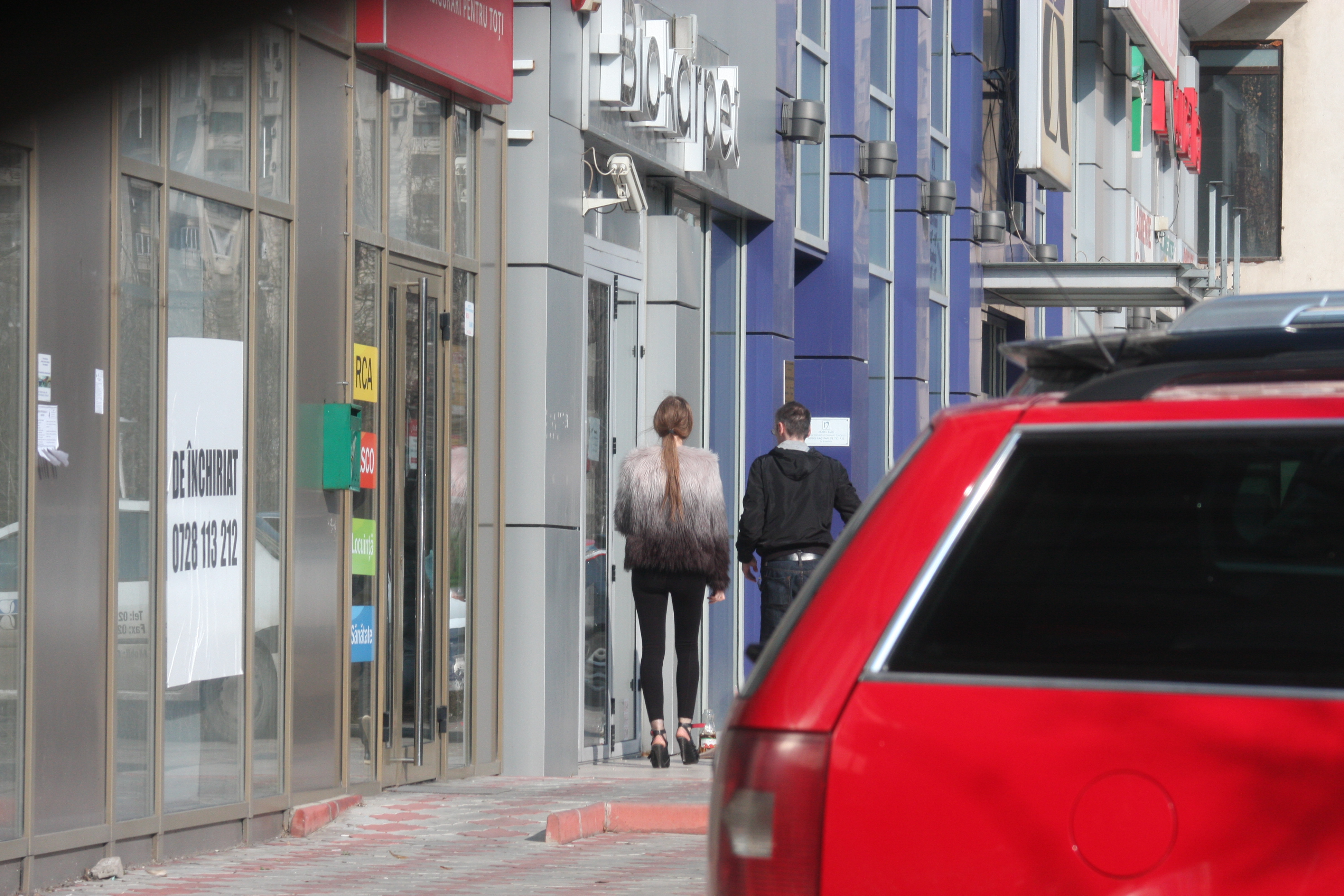 Cei doi intra in sediul unei companii de telecomunicatii pentru a incheia un contract