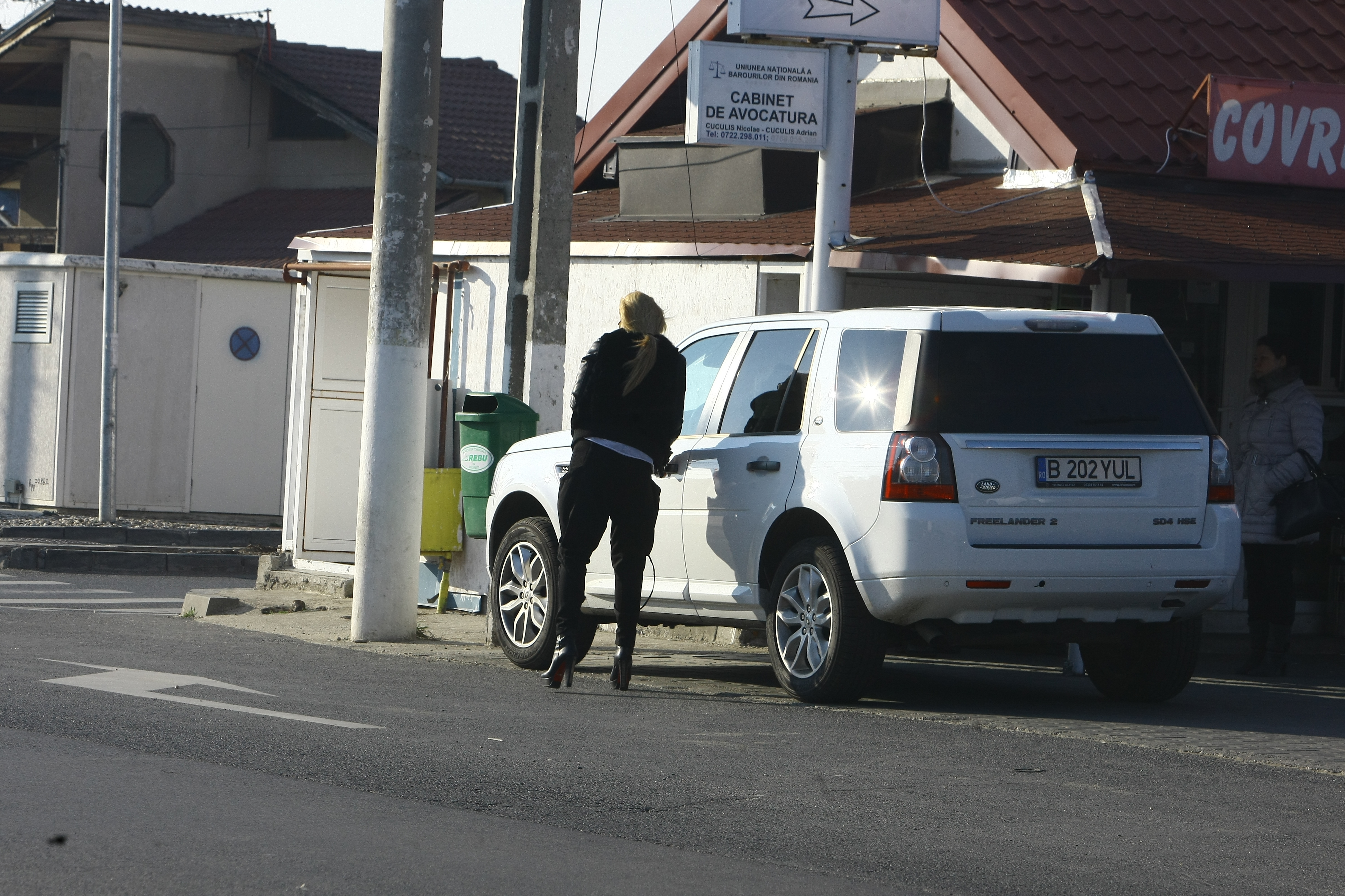 S-a urcatrepede in masina si a gonit catre Buftea